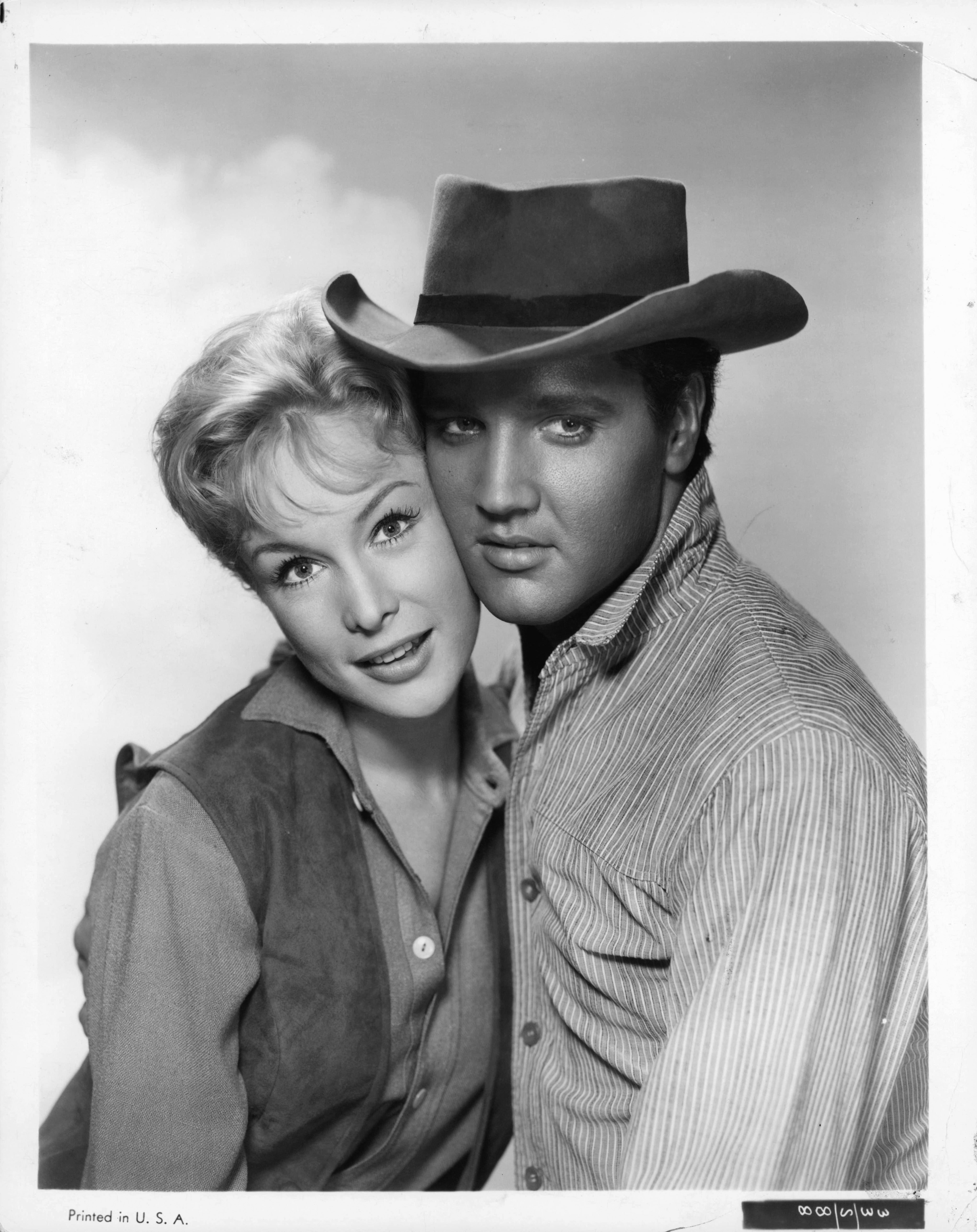 Un retrato de Barbara Eden y Elvis Presley para la película de 1960 "Flaming Star". | Fuente: Getty Images