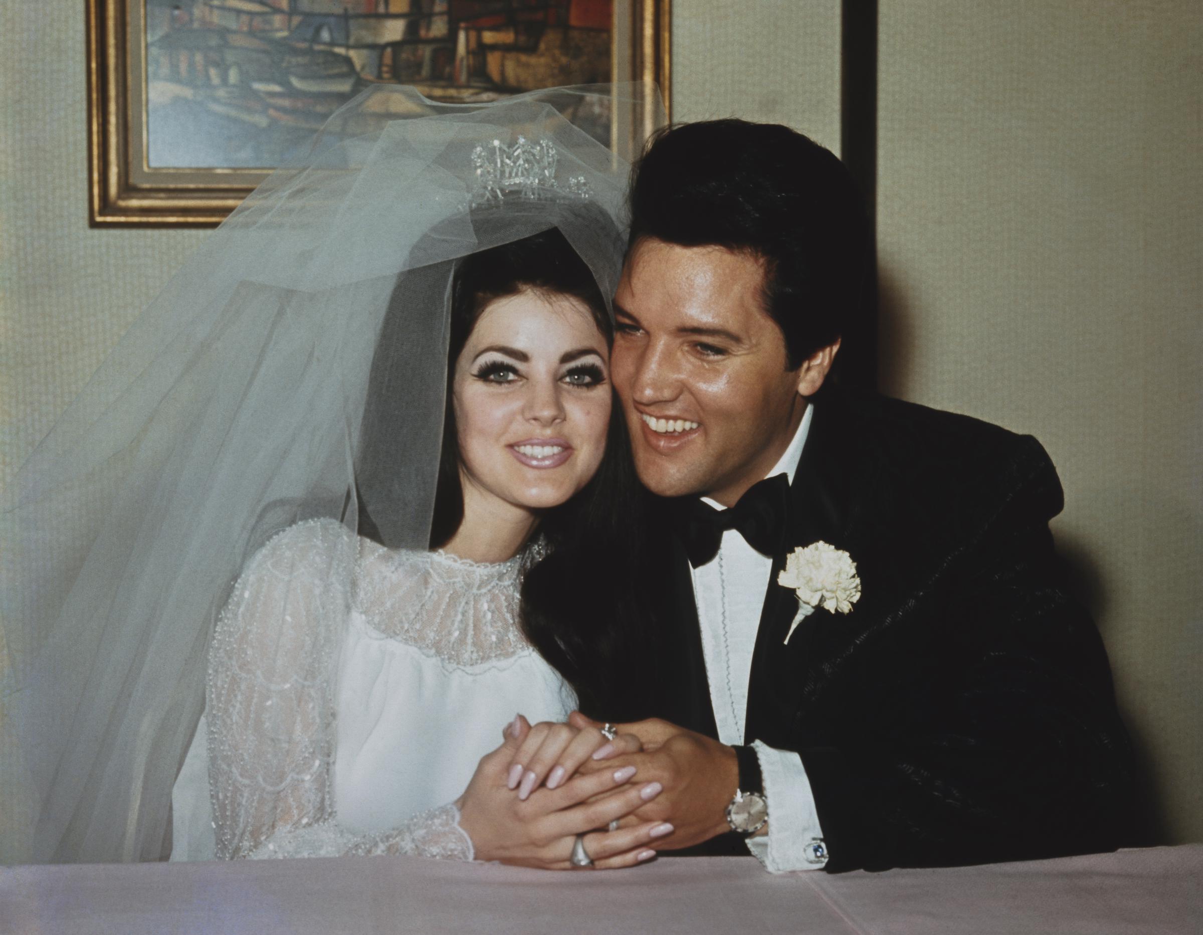 Elvis y Priscilla Presley en el Hotel Aladdin de Las Vegas el 1 de mayo de 1967 | Fuente: Getty Images