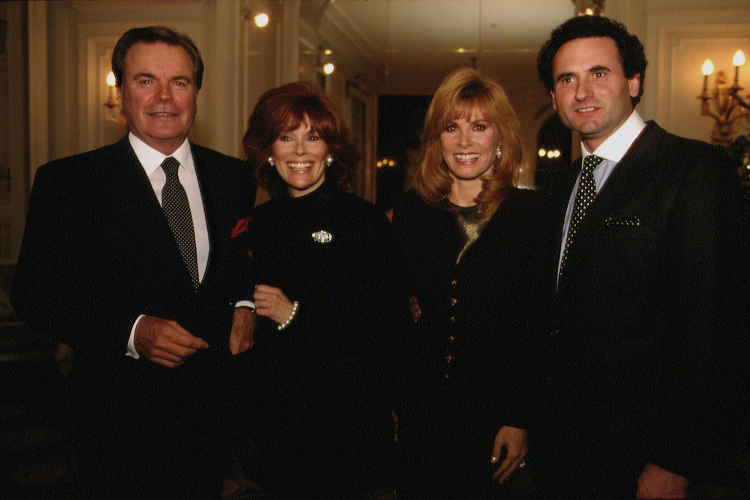 Robert Wagner, la actriz Jill St John y Patrick de la Chesnais en la gala benéfica La Noche de las 200 Estrellas, el 17 de diciembre de 1994, en Londres, Inglaterra | Fuente: Getty Images