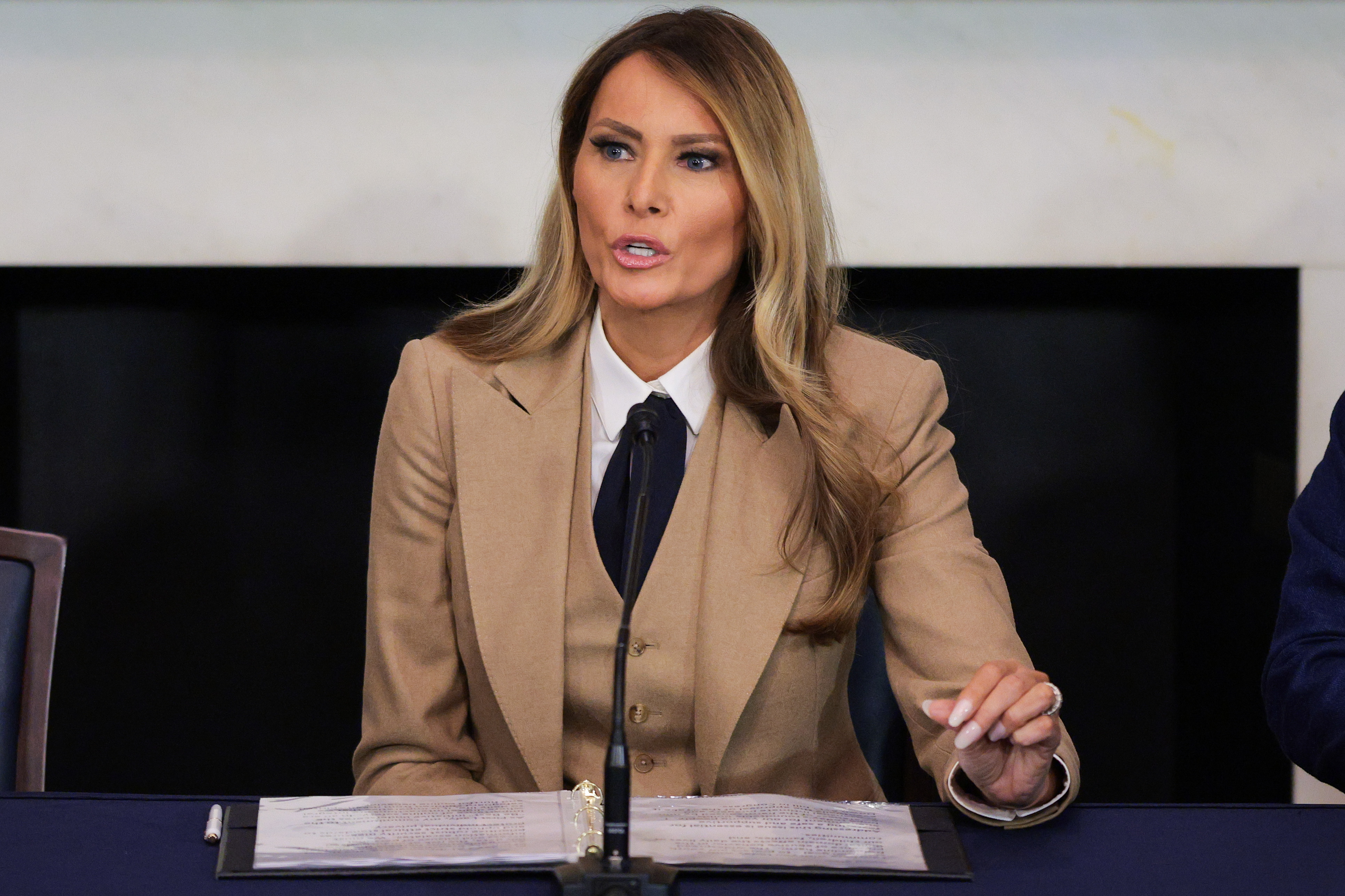 La Primera Dama de EE.UU., Melania Trump, habla durante una mesa redonda sobre la Ley