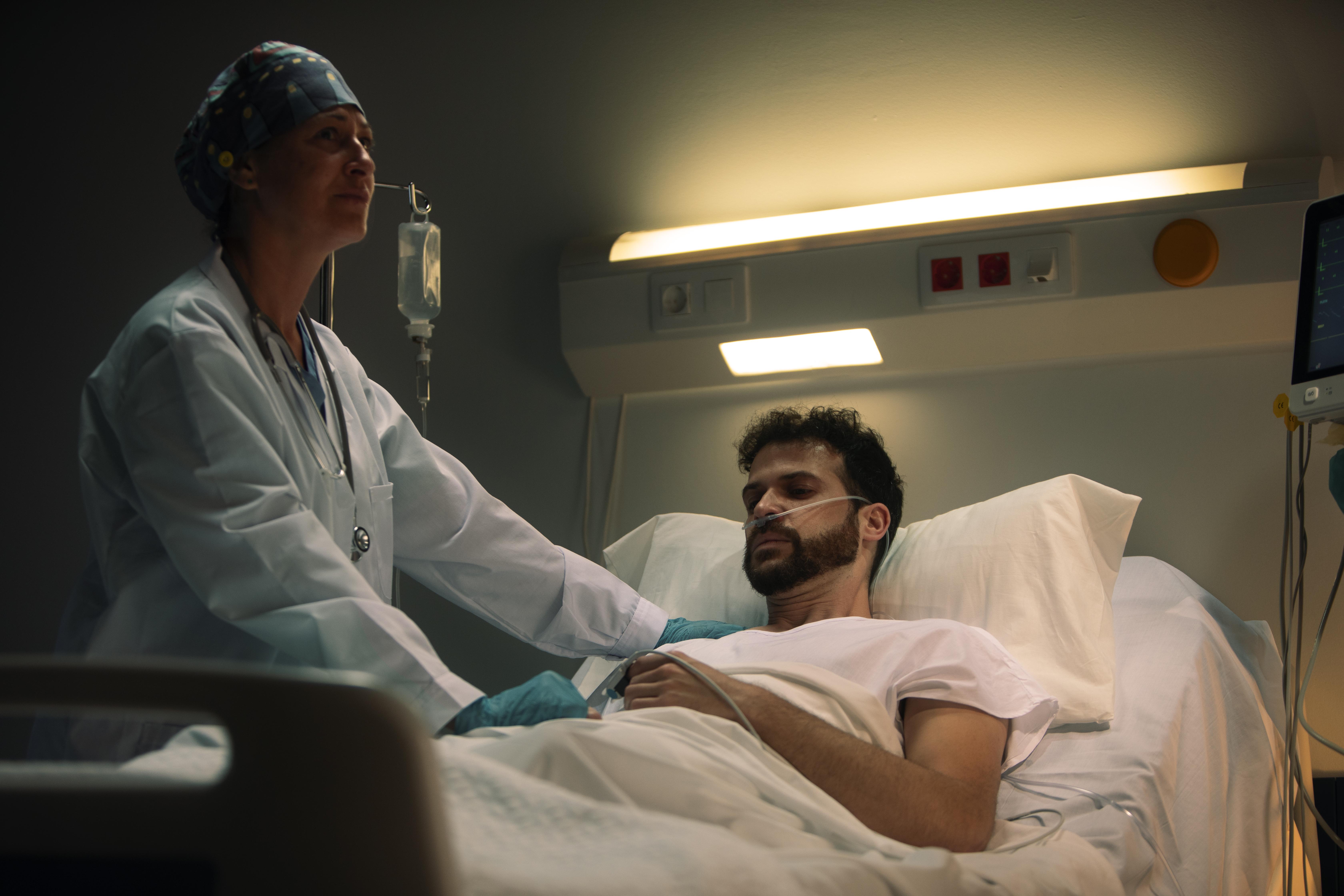 Un médico examinando a un paciente | Fuente: Pexels