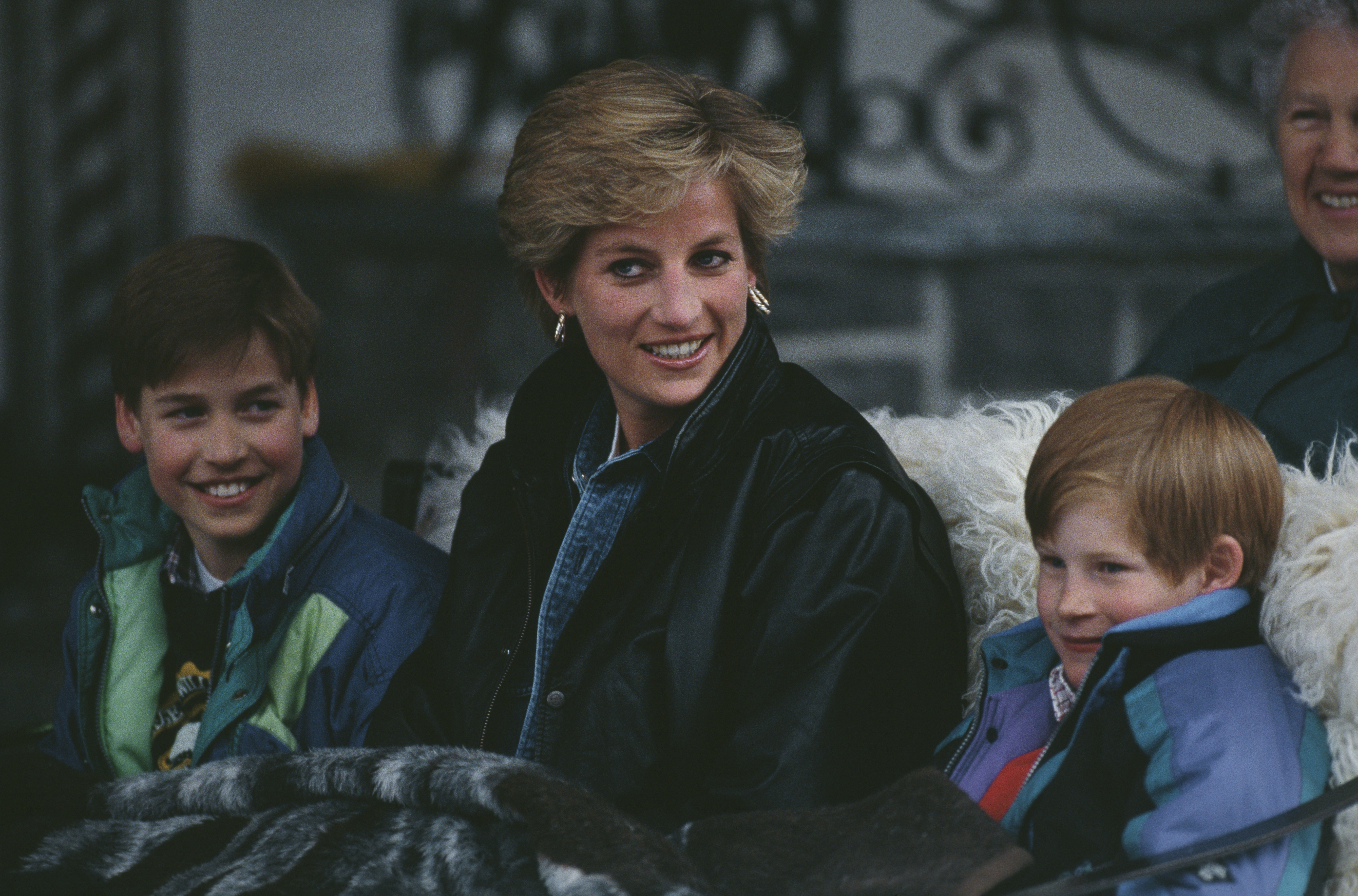 El príncipe William, la princesa Diana y el príncipe Harry durante sus vacaciones de esquí en Lech, Austria, el 30 de marzo de 1993 | Fuente: Getty Images