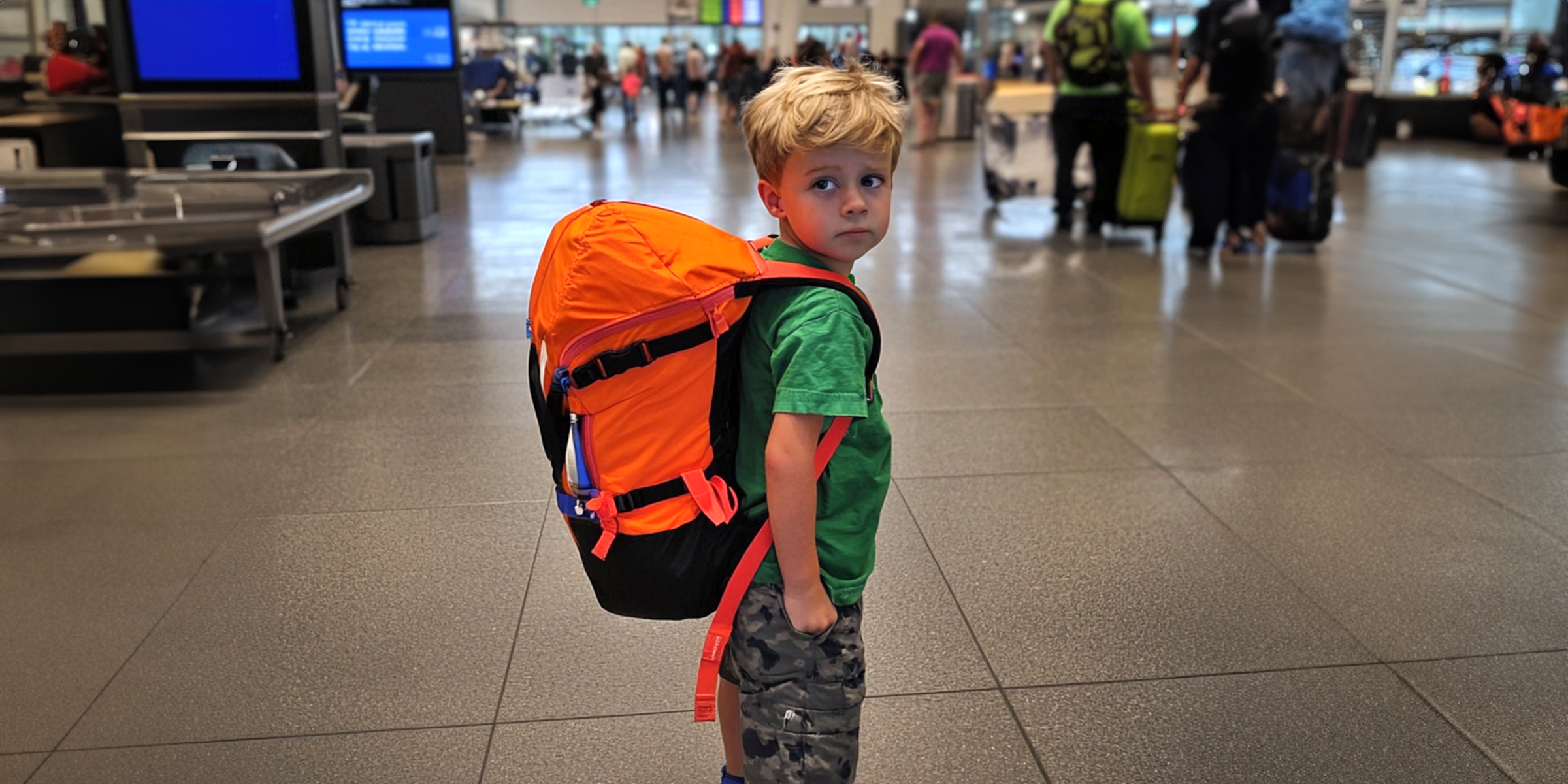 Un niño perdido en un aeropuerto | Fuente: AmoMama