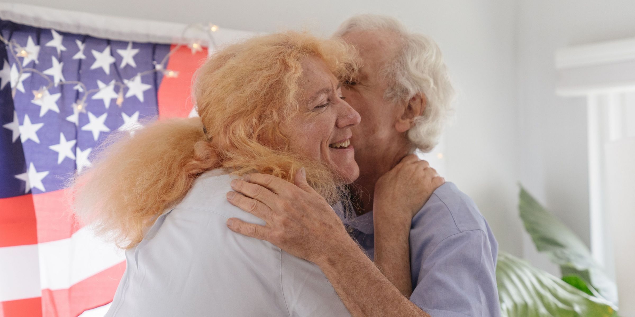 Una pareja de mayores muy feliz abrazándose | Fuente: Pexels