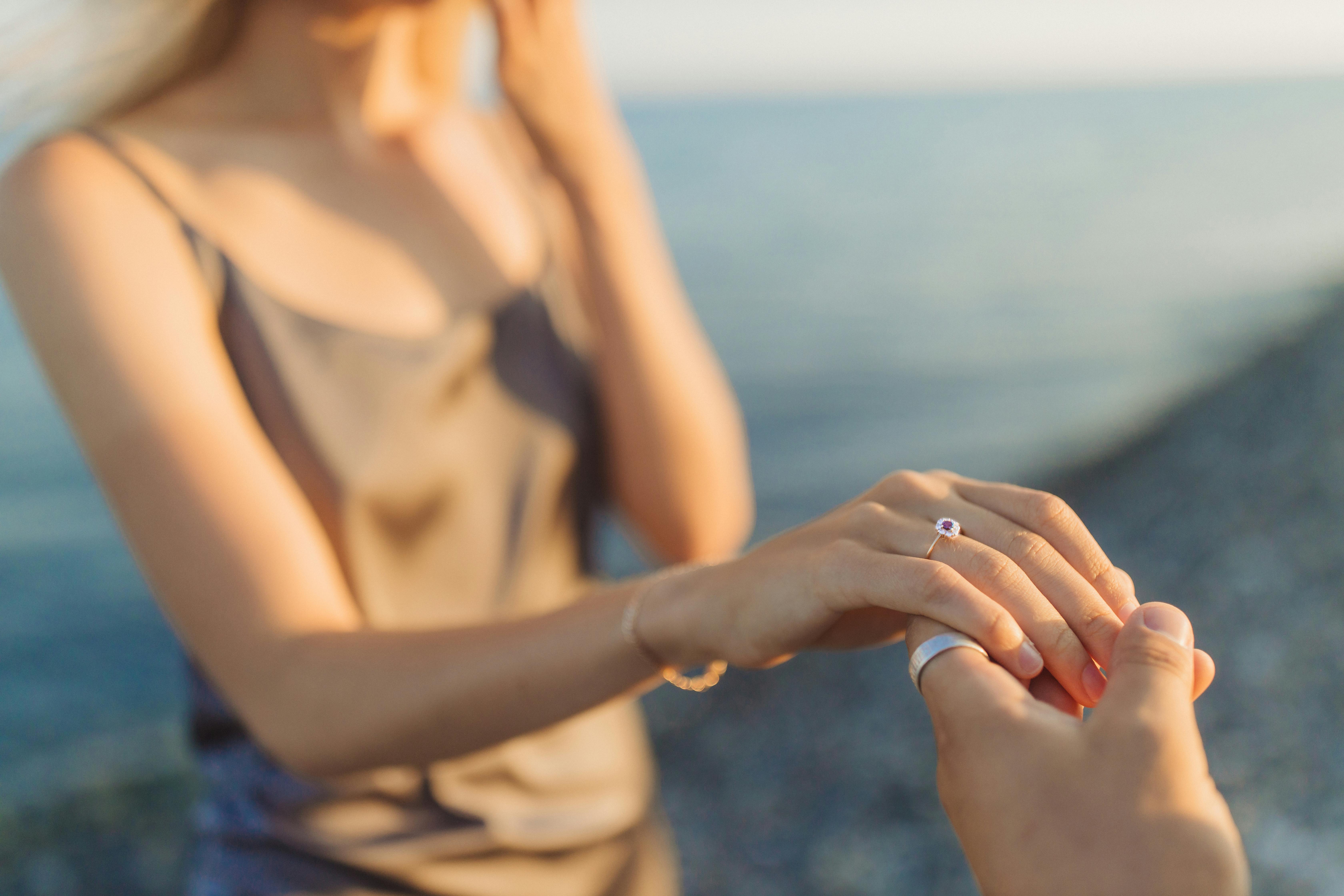 Propuesta de matrimonio con un bonito anillo | Fuente: Pexels