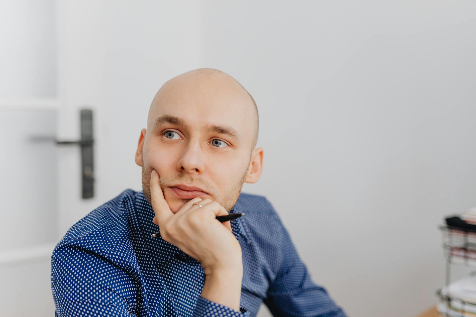 Un hombre perdido en profundos pensamientos | Fuente: Pexels