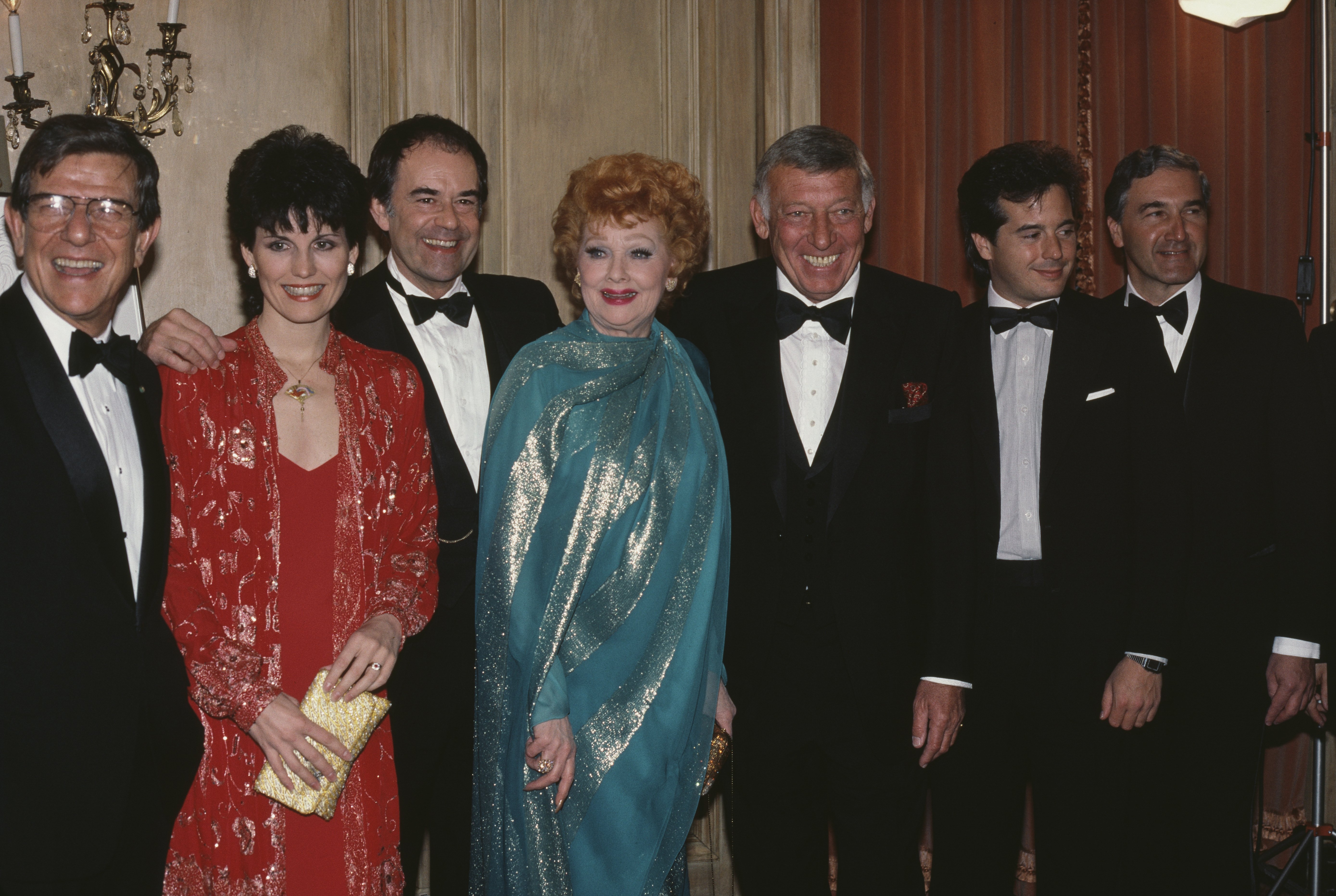  Lucille Ball (1911 - 1989) con su familia durante un homenaje que le hizo el Museo de Radiodifusión de la ciudad de Nueva York, abril de 1984 | Foto: Getty Images