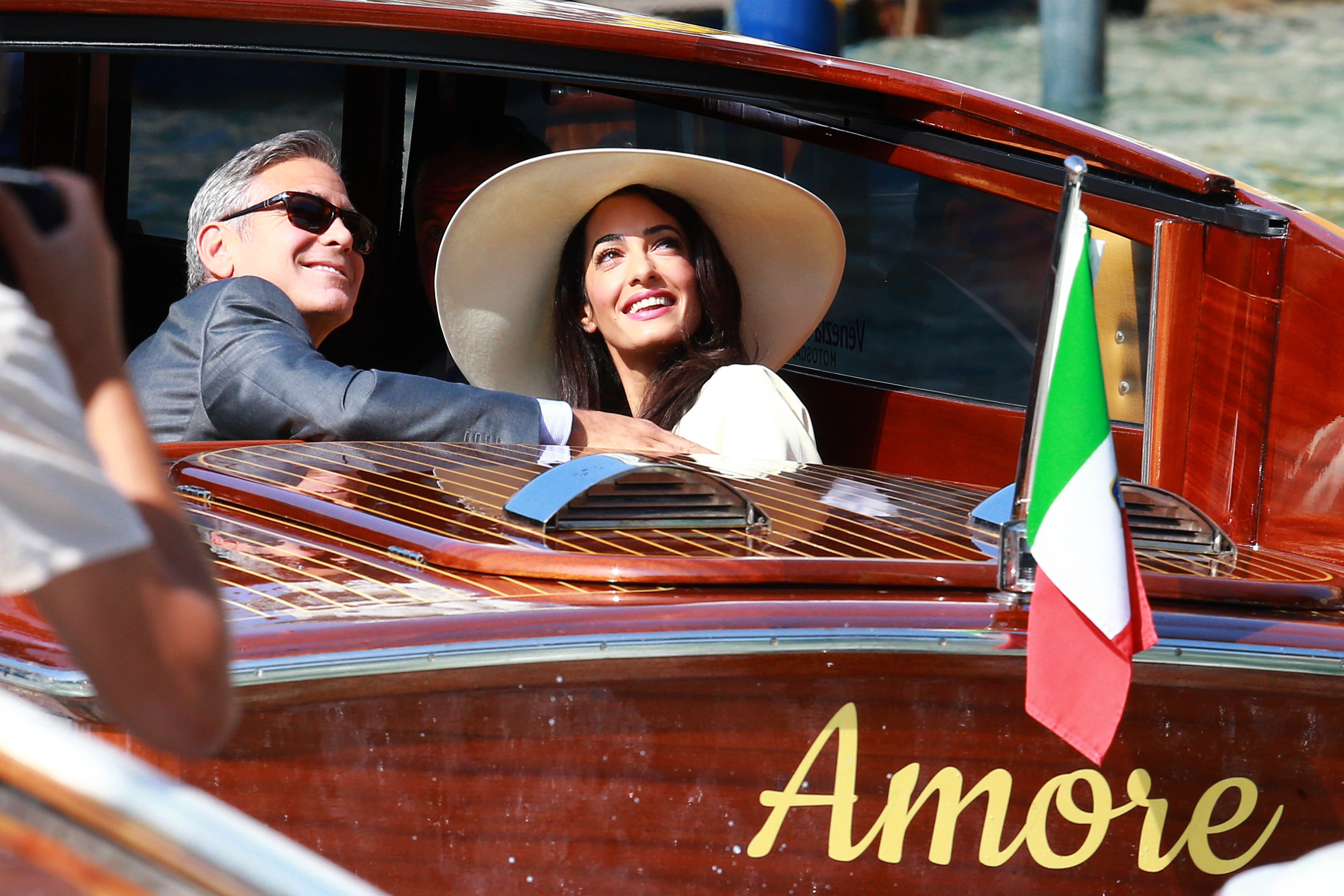 George Clooney y Amal Clooney vistos de camino a su boda civil en Canal Grande el 29 de septiembre de 2014, en Venecia, Italia. | Fuente: Getty Images