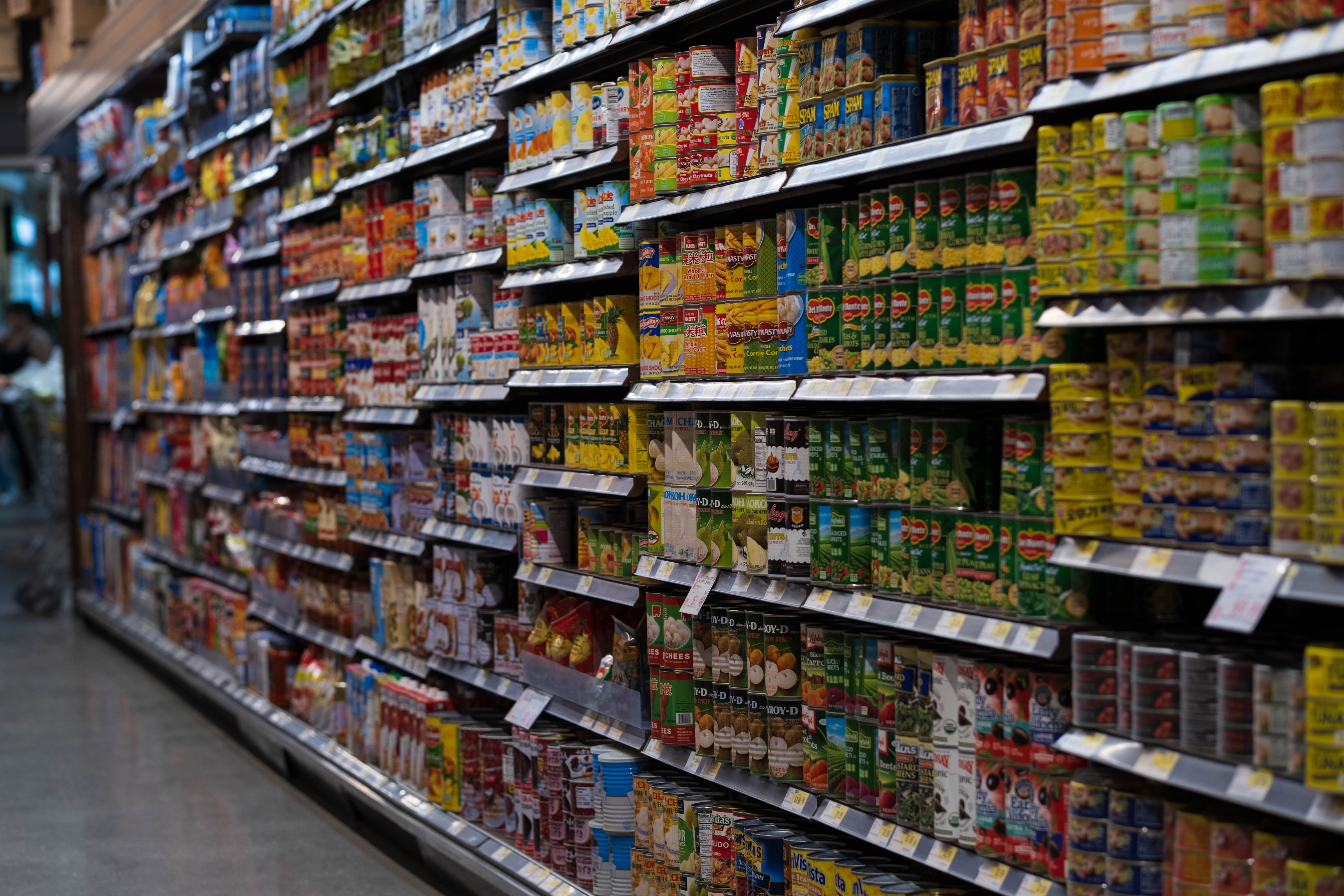 Un pasillo de supermercado con estanterías repletas de una gran variedad de productos en conserva | Fuente: Pexels