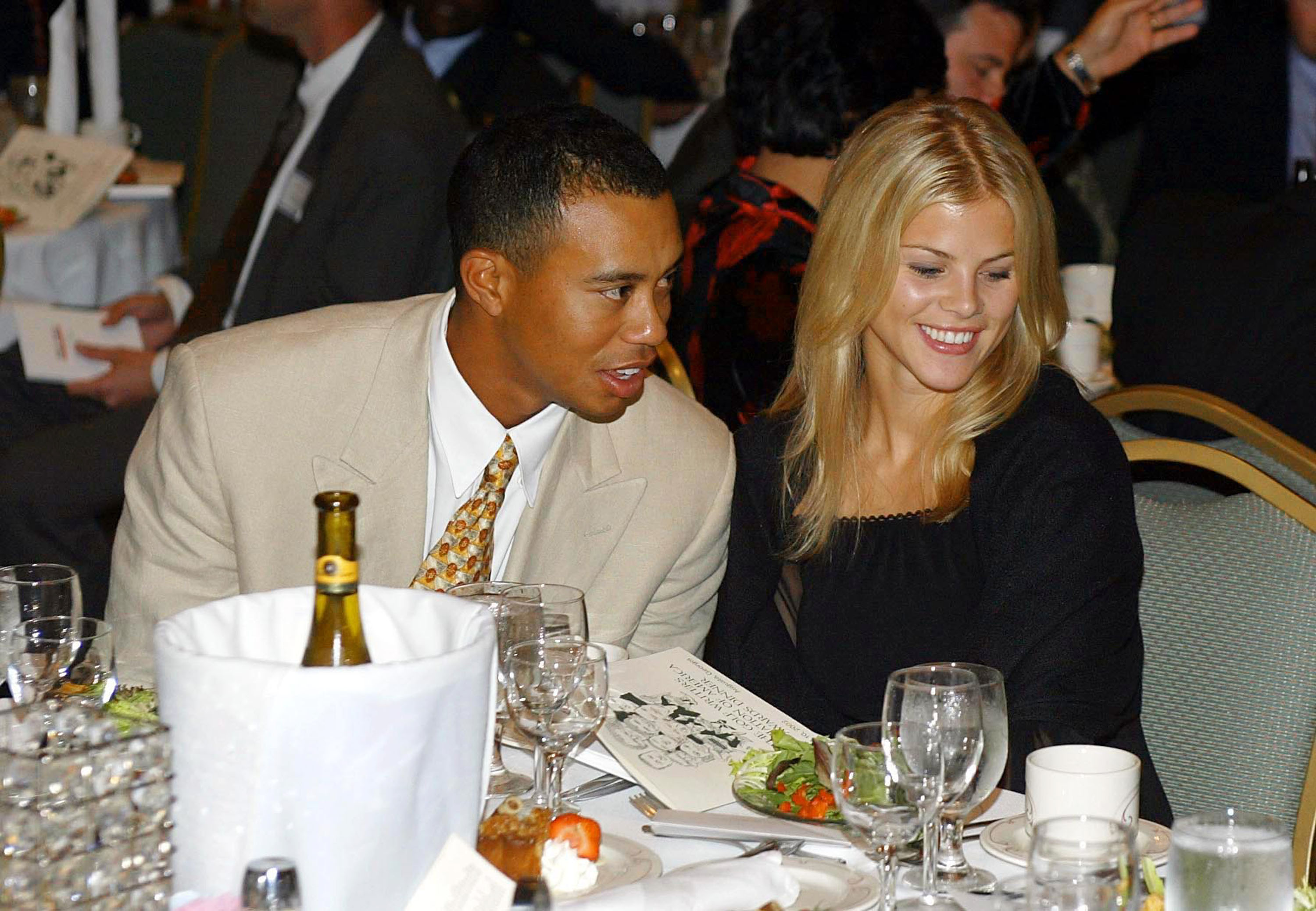 Tiger Woods asiste a la cena de entrega de premios de la Asociación de Escritores de Golf de América con su entonces novia, Elin Nordegren, el 10 de abril de 2002 | Fuente: Getty Images