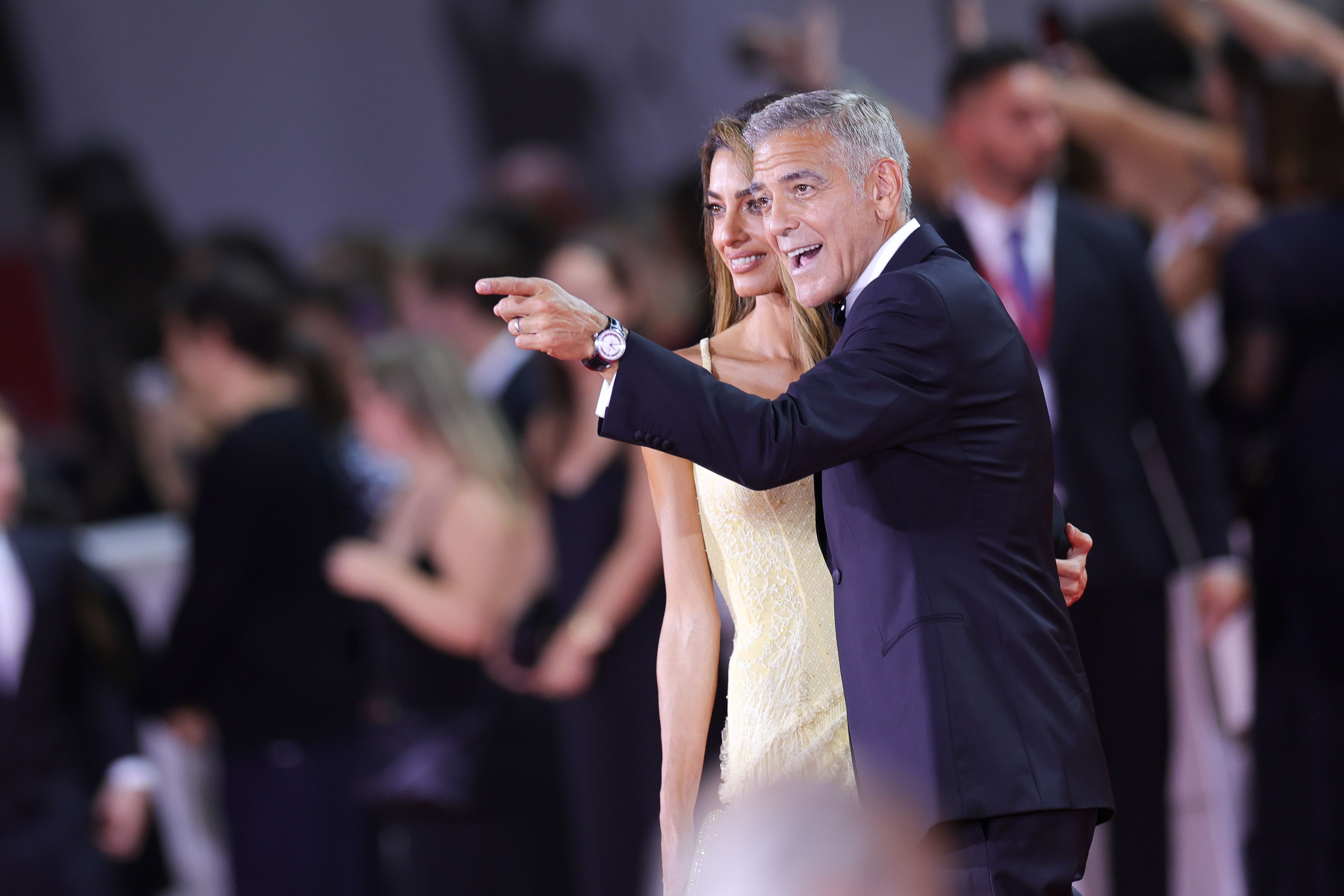 Amal Clooney y George Clooney asisten a la alfombra roja de "Wolfs" durante el 81º Festival Internacional de Cine de Venecia el 01 de septiembre de 2024 en Venecia, Italia | Fuente: Getty Images