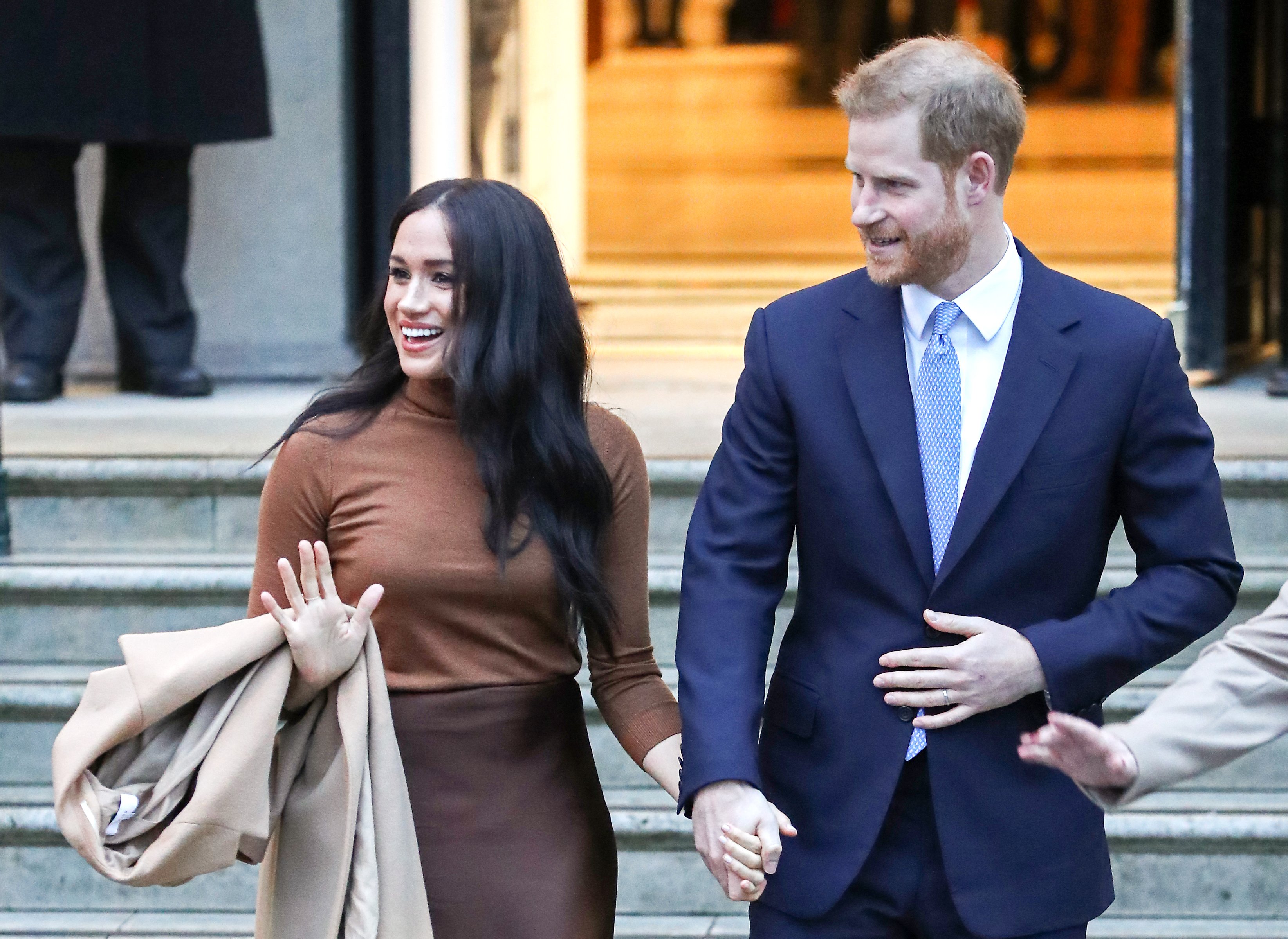 El príncipe Harry y Meghan Markle salen de Canada House, el 7 de enero de 2020 en Londres, Inglaterra. | Foto: Getty Images