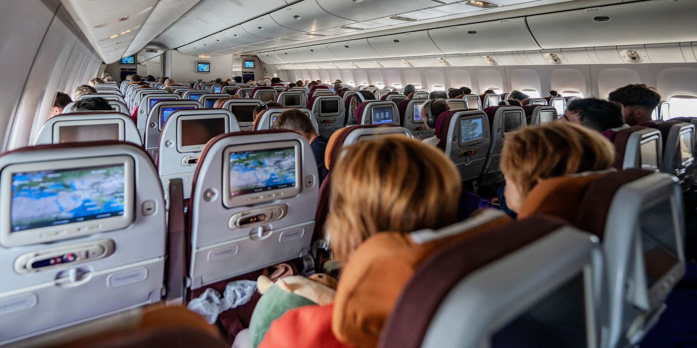 Pasajeros en un avión | Fuente: Shutterstock