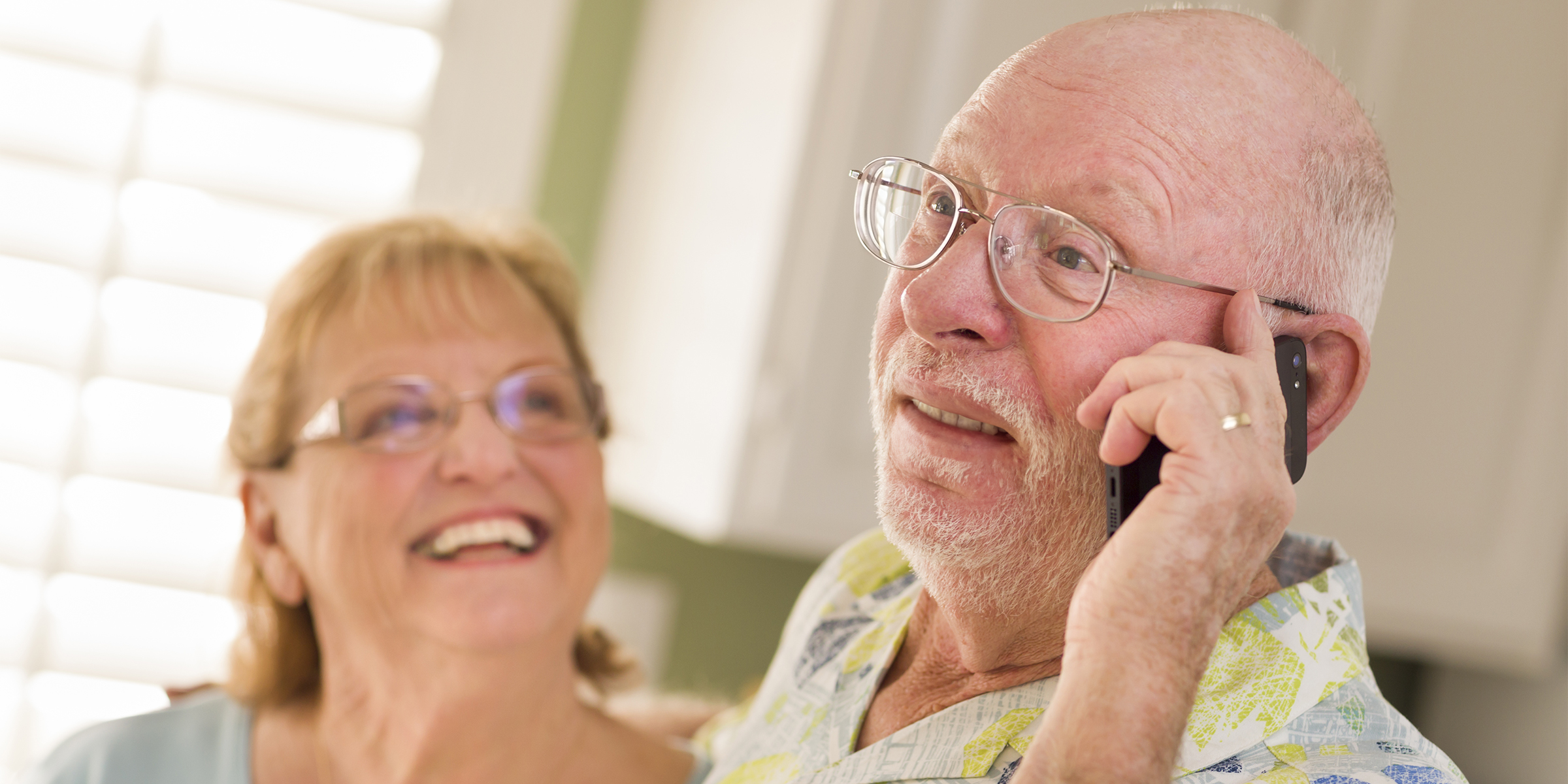 Un anciano al teléfono | Fuente: Shutterstock