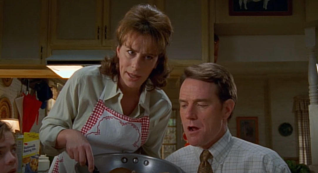 Captura de pantalla de un episodio de "Malcolm in the Middle" en la que aparecen Jane Kaczmarek como Lois y Bryan Cranston como Hal | Fuente: Youtube/Canal 4