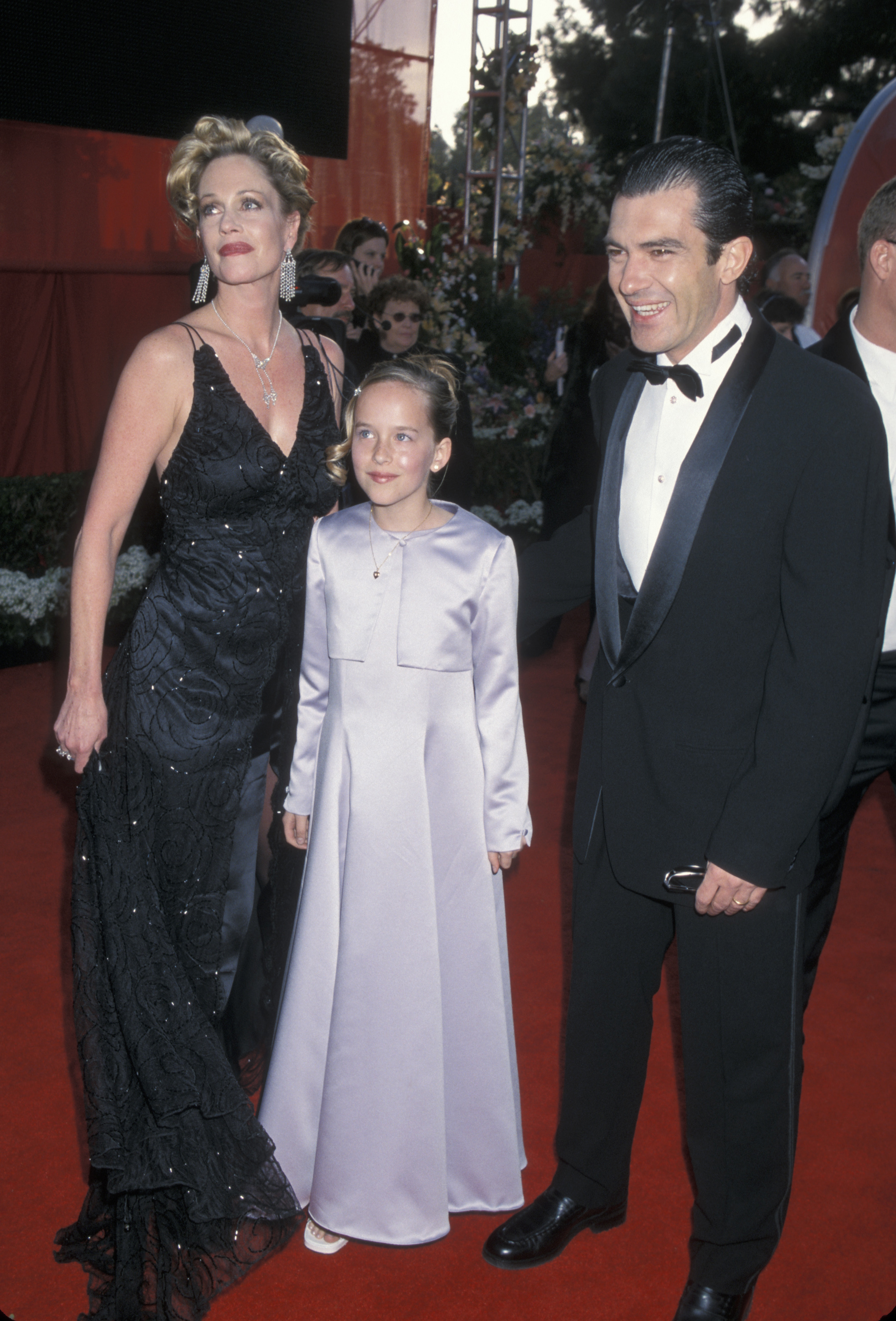 Melanie Griffith, Dakota Johnson y Antonio Banderas en la 72 edición de los Premios de la Academia el 26 de marzo de 2000 | Fuente: Getty Images