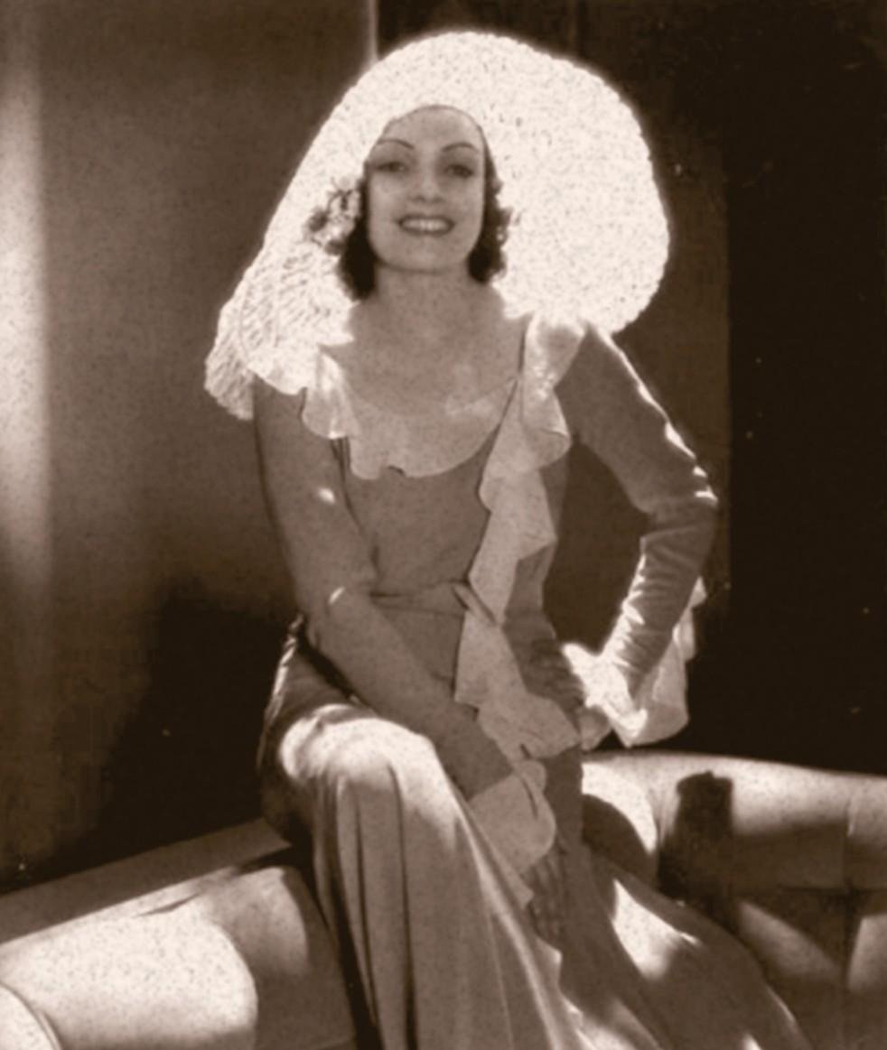 Conchita Montenegro, famosa actriz española, vistiendo un sombrero y vestido largo. Año 1934. | Imagen: Flickr