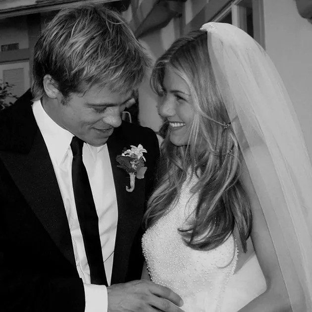 Brad Pitt y Jennifer Aniston se casaron el 29 de julio de 2000 en una fastuosa ceremonia celebrada en Malibú a la que asistieron unos 200 invitados. Según se dice, en su boda hubo 50 000 flores, un coro de góspel y un espectáculo de fuegos artificiales. | Fuente: Getty Images