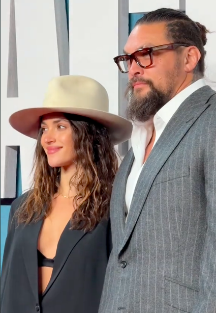 Adria Arjona y Jason Momoa en el evento cinematográfico de "Black Bag", publicado el 12 de marzo de 2025. | Fuente: TikTok/@gala.fr