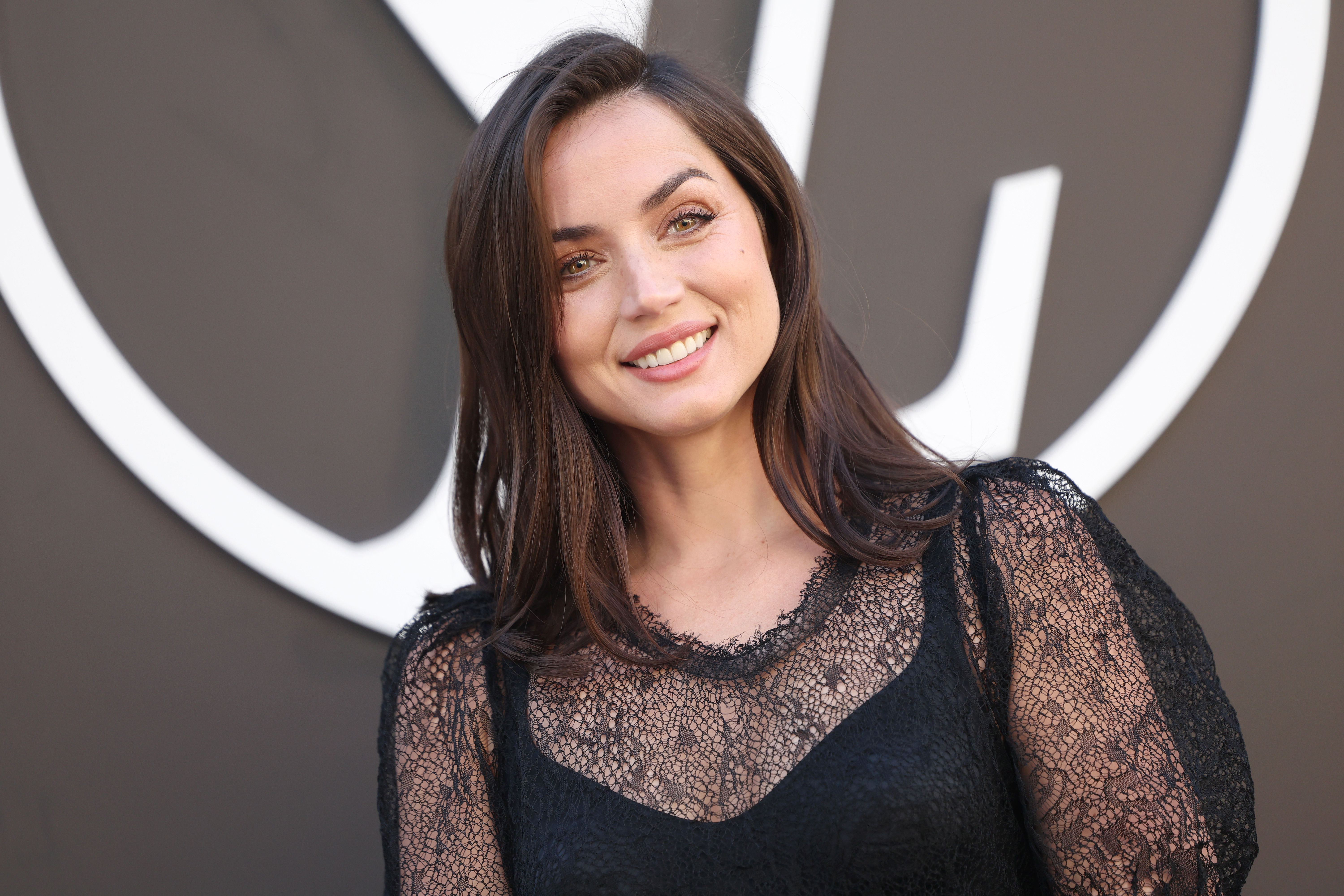 Ana de Armas asiste al desfile de Louis Vuitton Paris Womenswear Primavera-Verano 2025 como parte de la Semana de la Moda de París el 01 de octubre de 2024 en París, Francia. | Fuente: Getty Images