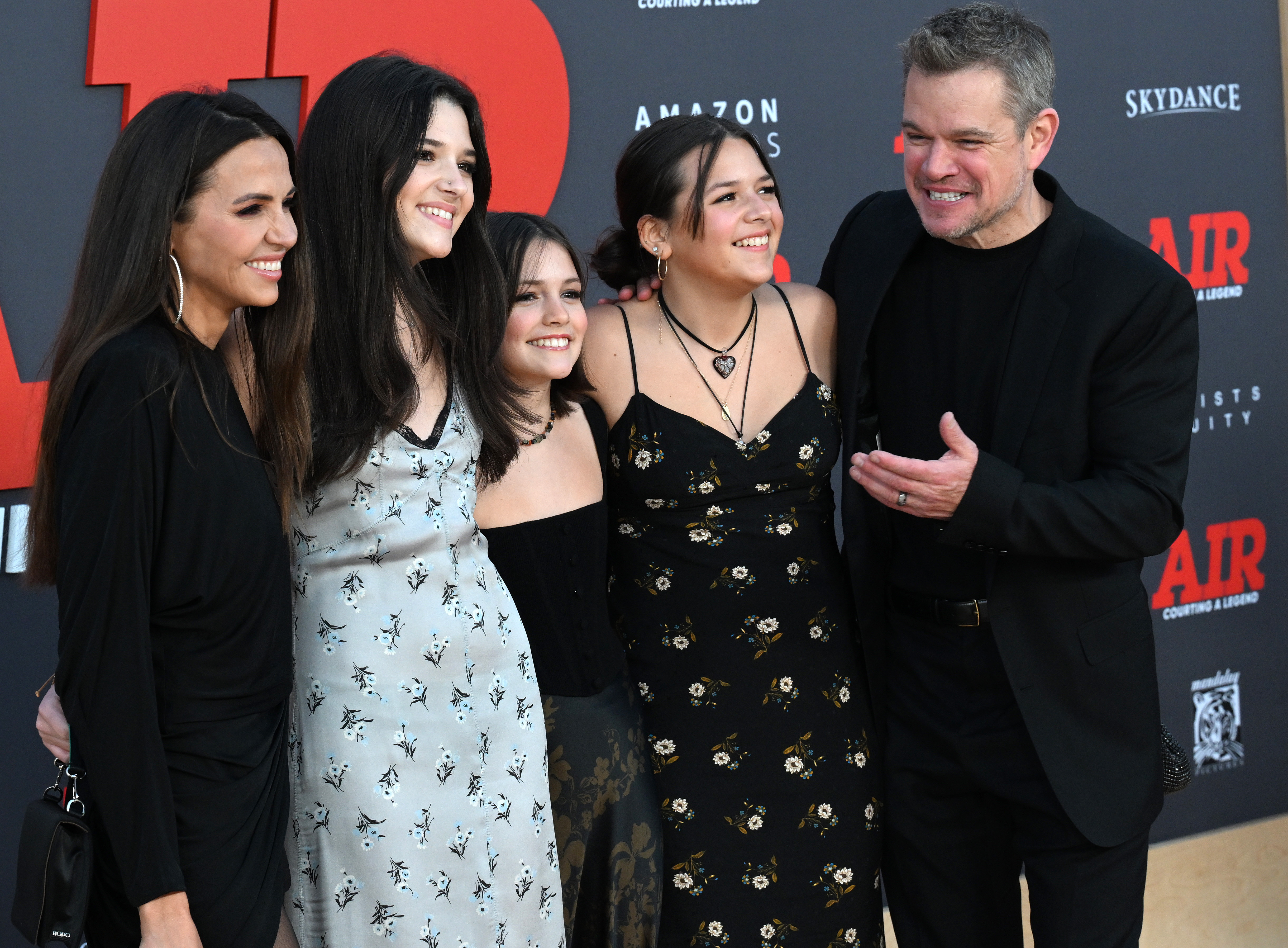Matt Damon y su familia llegan al estreno mundial de "Air" de Amazon Studios en el Regency Village Theatre el 27 de marzo de 2023 en Los Ángeles, California. | Foto: Getty Images
