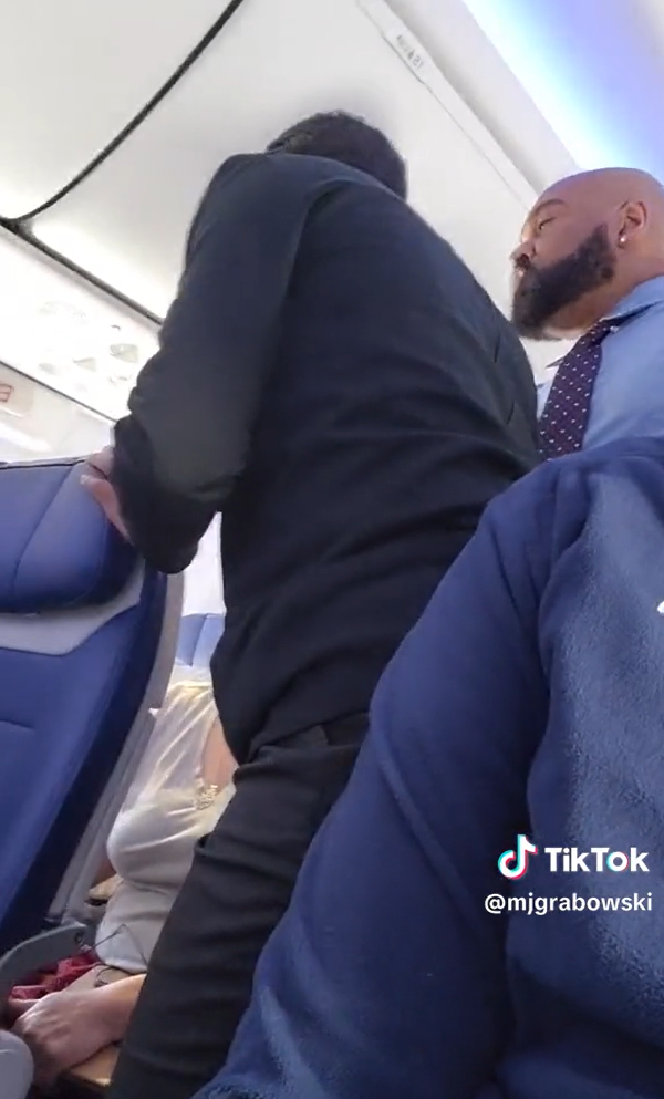 Un hombre se divierte mientras graba a un iracundo pasajero quejándose de un bebé que llora en un vuelo de Southwest Airlines | Foto: TikTok/mjgrabowski