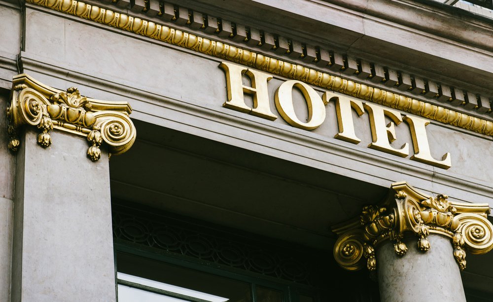Fachada de un hotel. | Foto: Shutterstock.