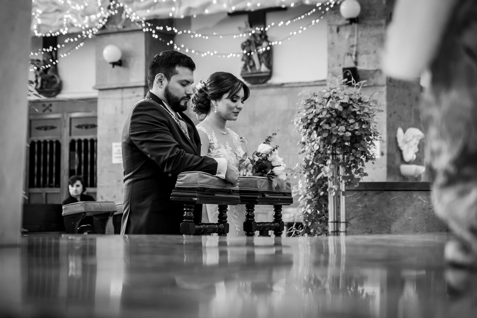 Una pareja en el altar | Fuente: Pexels