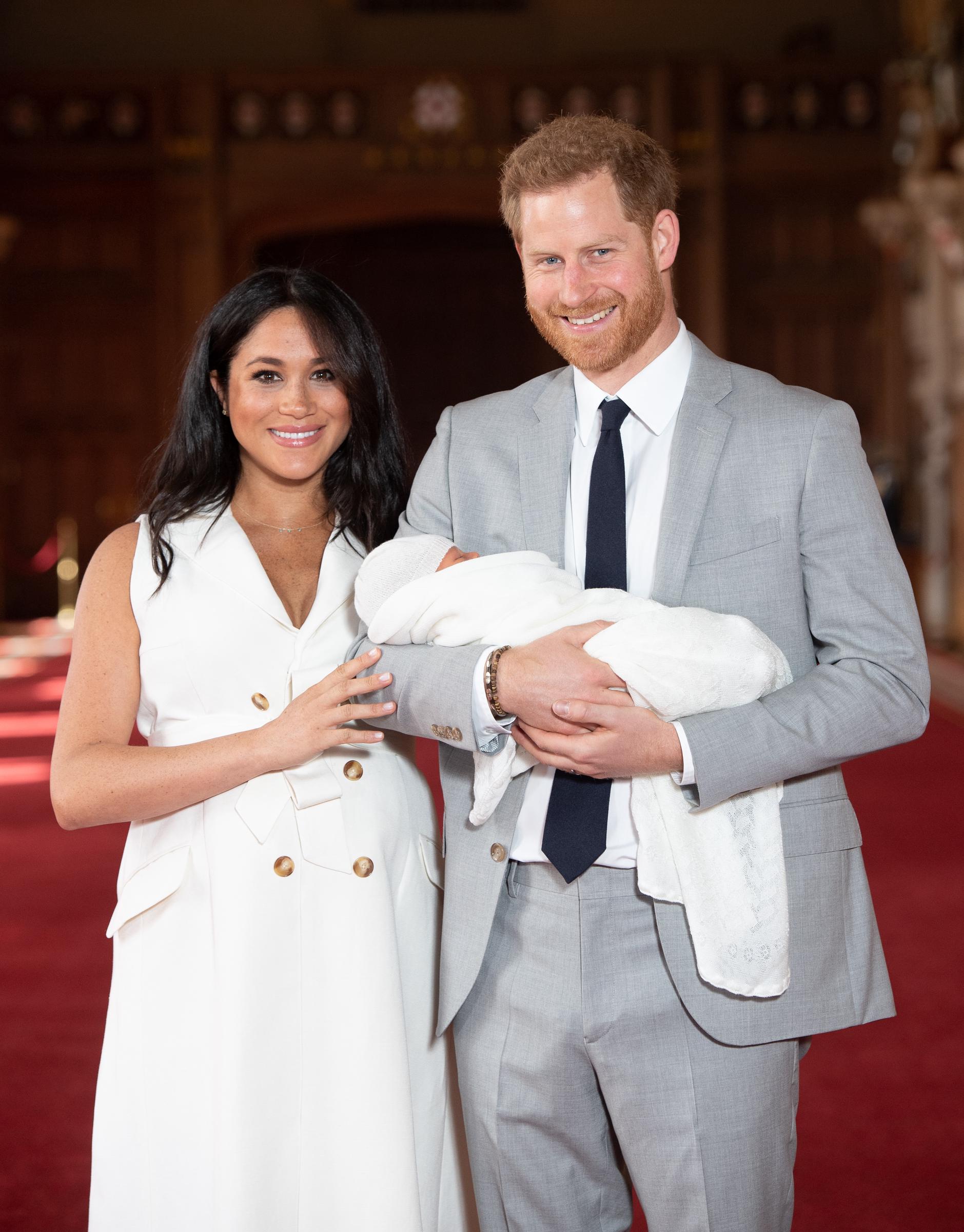 El príncipe Harry y Meghan Markle posan con su hijo recién nacido, Archie Harrison Mountbatten-Windsor, el 8 de mayo de 2019 | Fuente: Getty Images