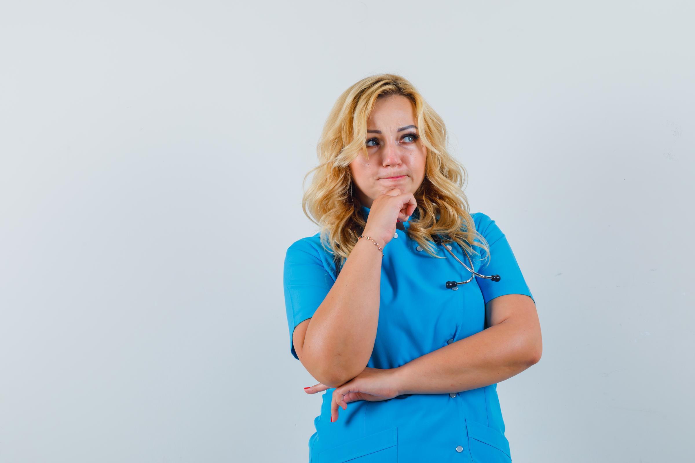 Una doctora ensimismada | Fuente: Freepik