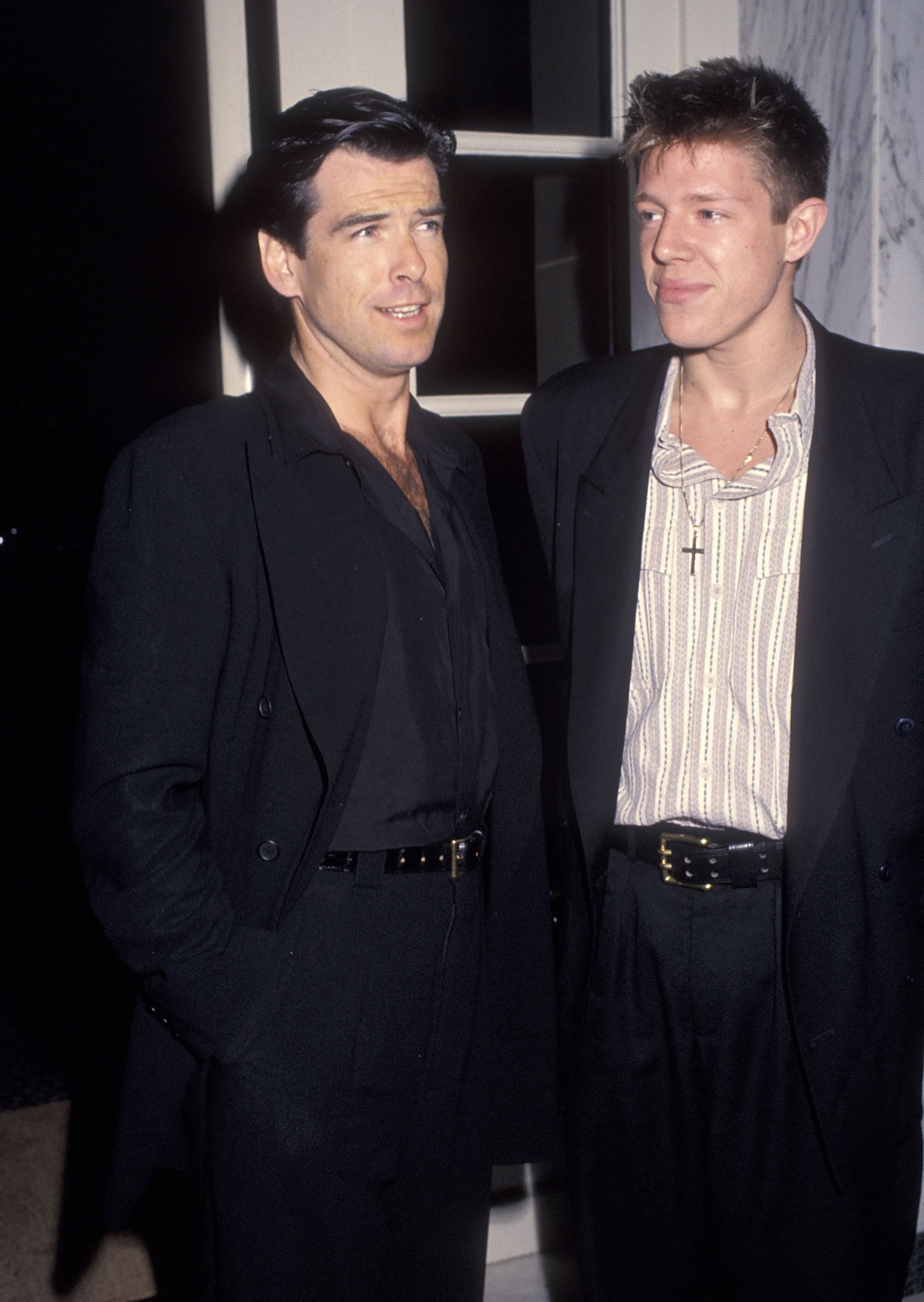 Pierce Brosnan y su hijo Christopher en los Premios del Cine Americano en Los Ángeles en 1994 | Fuente: Getty Images