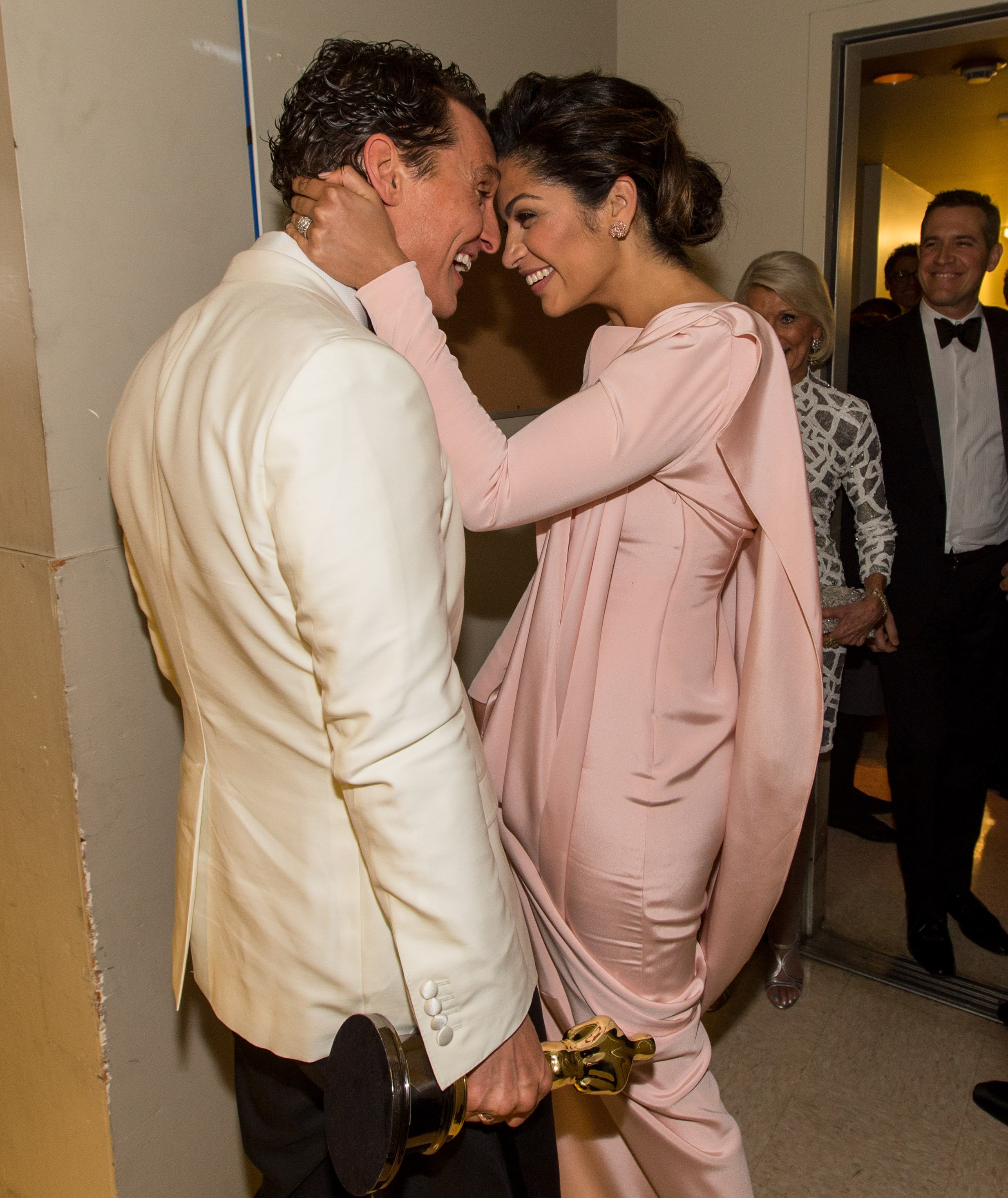 Matthew McConaughey y Camila Alves comparten un momento especial en el backstage de los Oscar en Hollywood, California, el 2 de marzo de 2014. | Foto: Getty Images