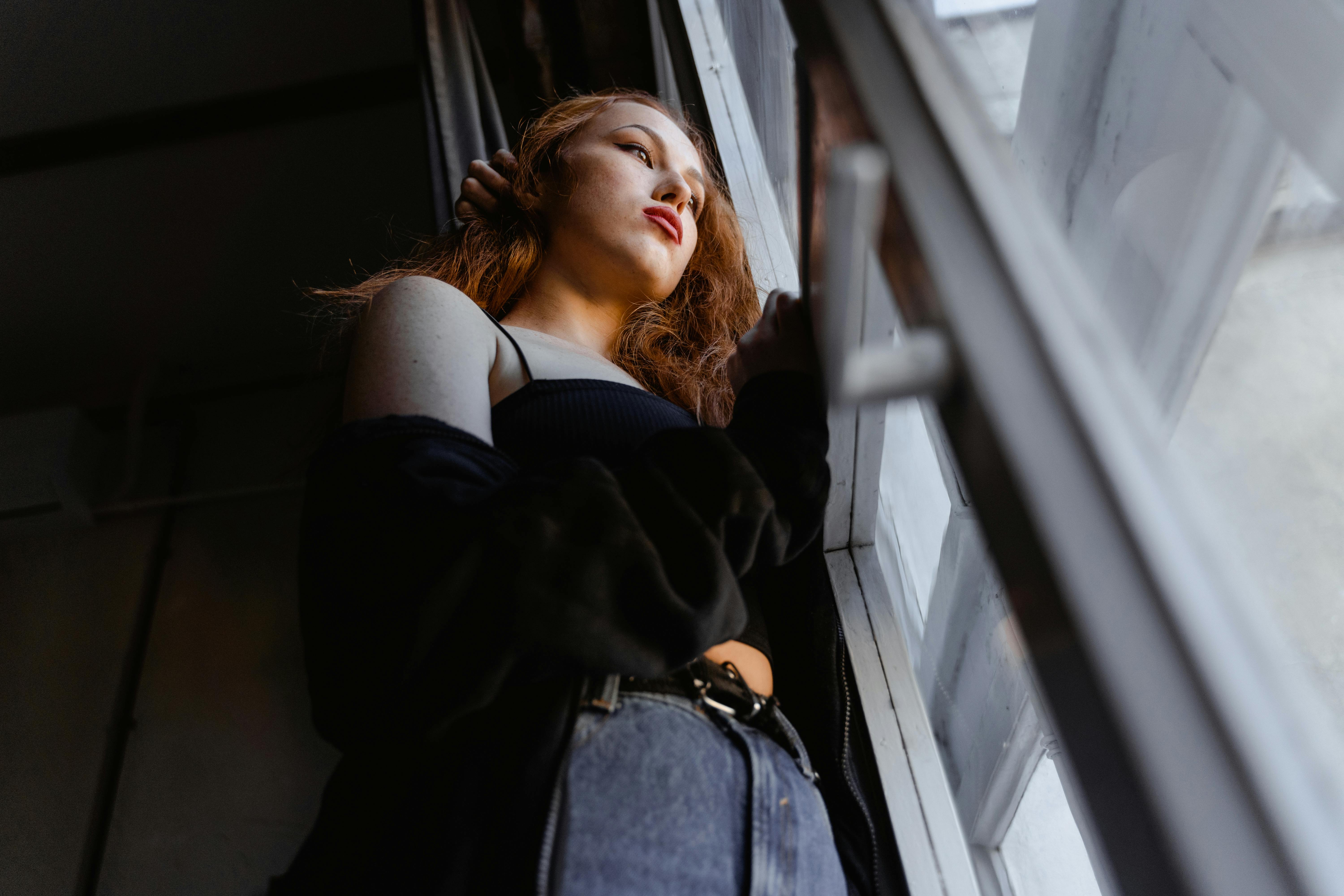 Una mujer junto a una puerta abierta | Fuente: Pexels