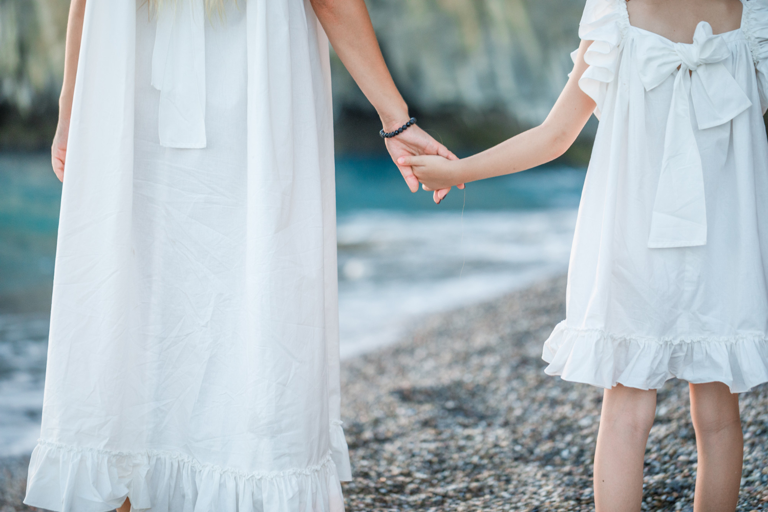 Primo piano di una madre che tiene per mano un bambino | Fonte: Freepik