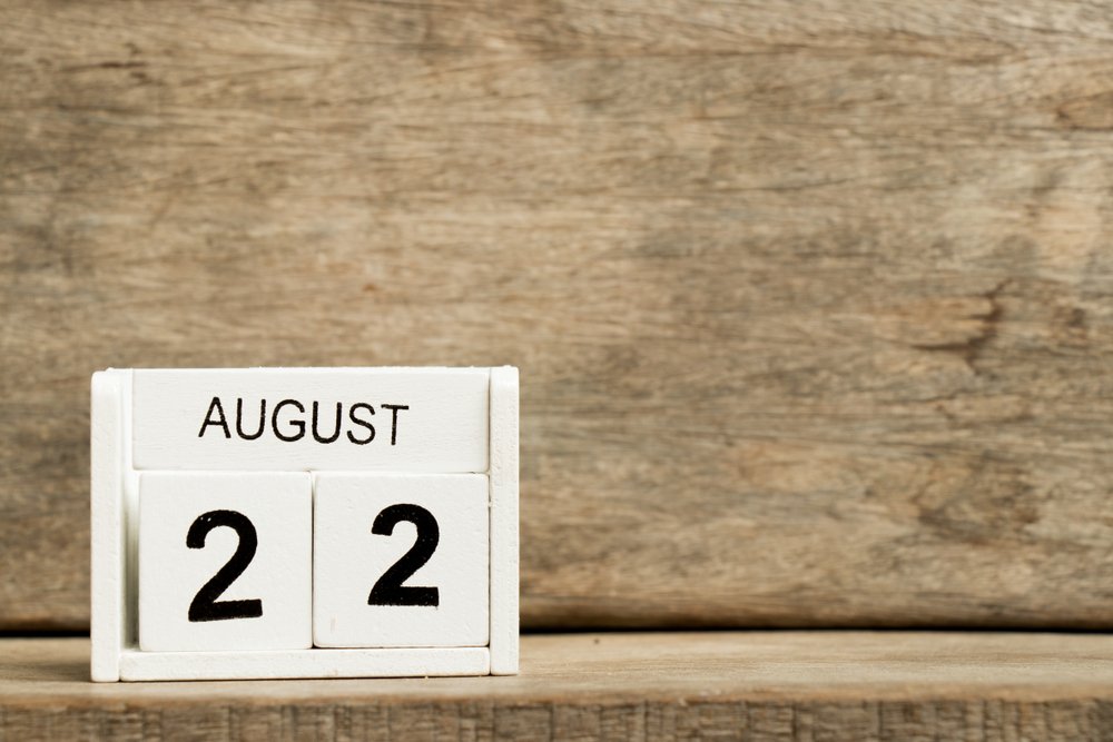 Calendario con la fecha 22 de agosto sobre fondo de madera. | Fuente: Shutterstock