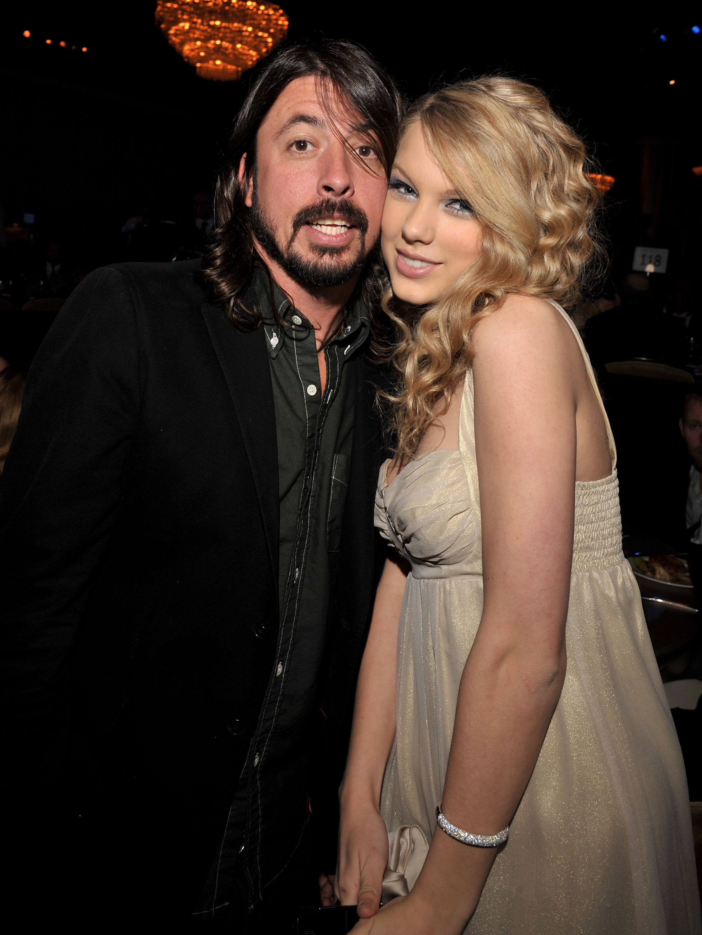 David Grohl y Taylor Swift en la fiesta Clive Davis Pre-Grammy en Los Ángeles, California, el 9 de febrero de 2008 | Fuente: Getty Images