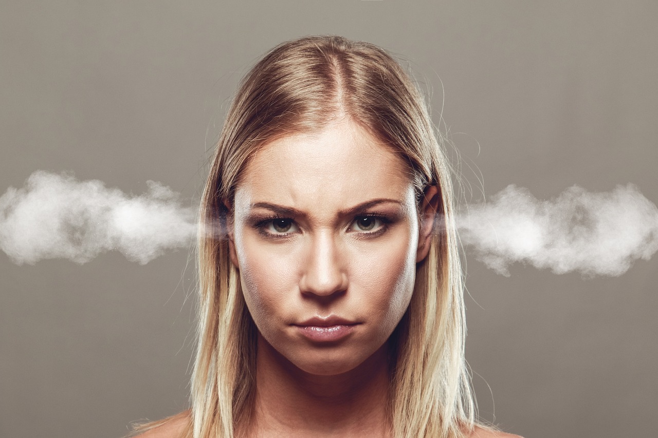 Una mujer enfadada a la que le sale vapor por las orejas | Fuente: Pixabay