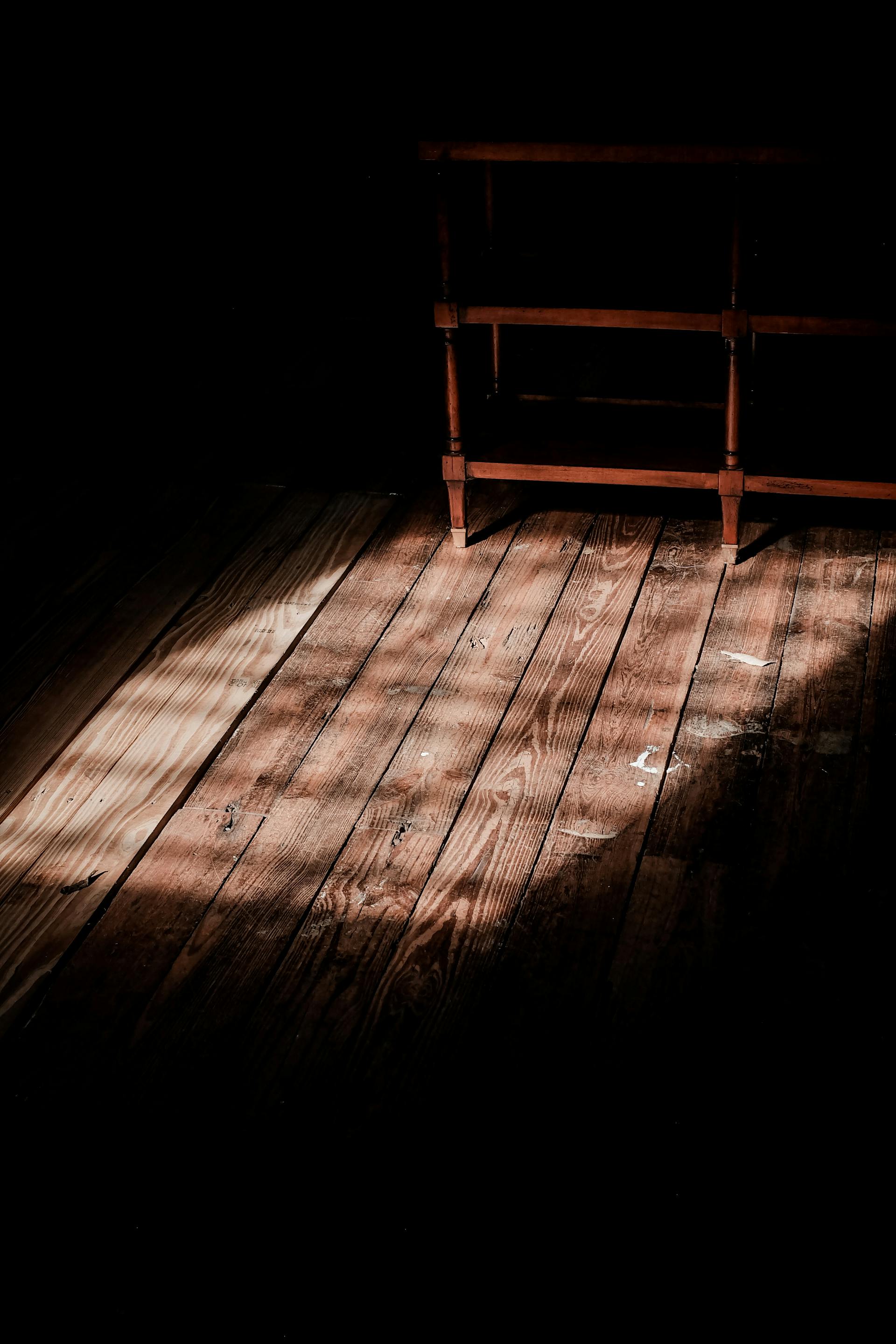 Tarima de madera en una casa | Fuente: Pexels