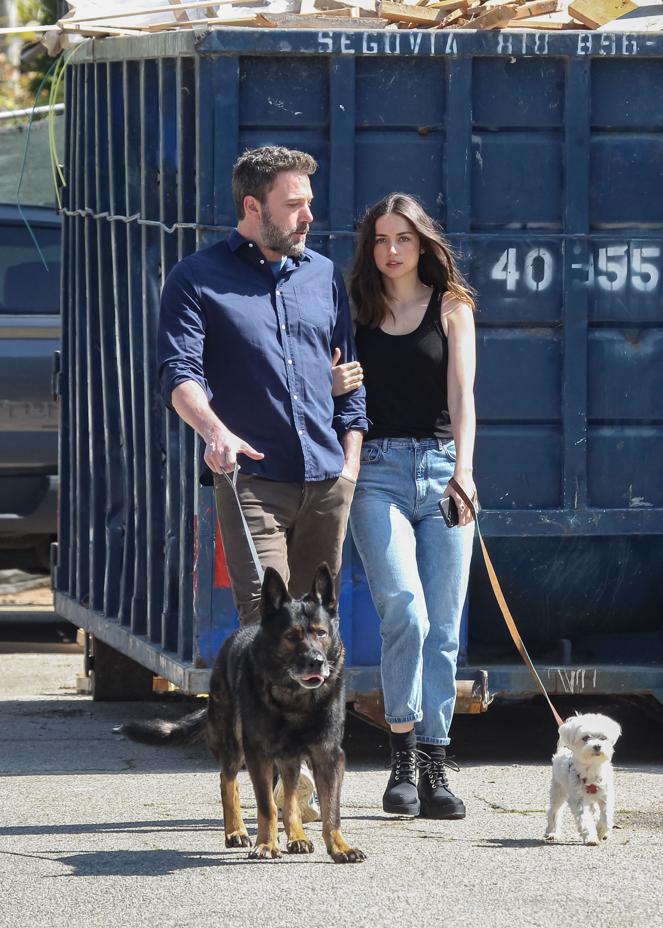 Ben Affleck y Ana de Armas aparecen el 1 de abril de 2020 | Fuente: Getty Images