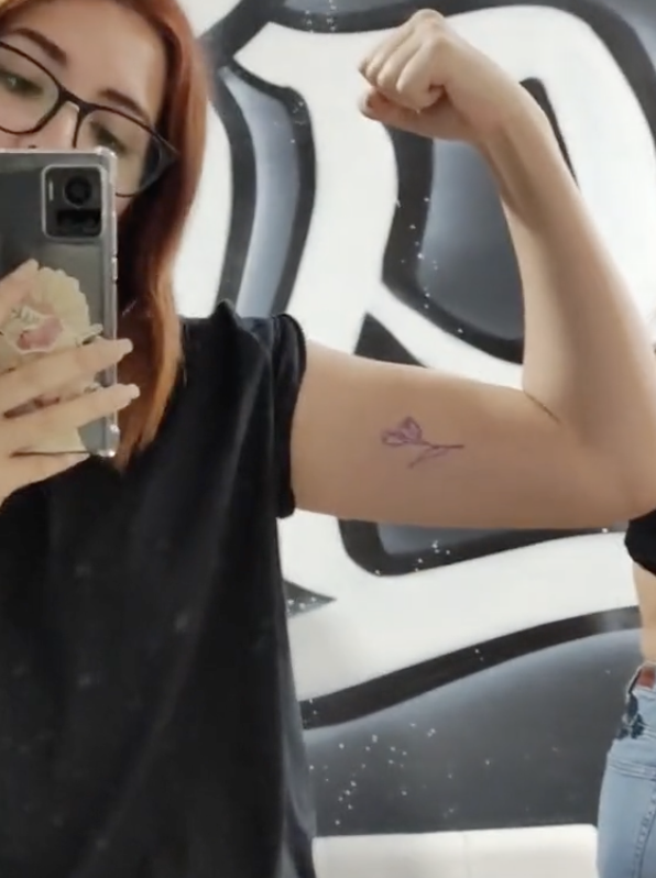 Nieta de Guada Kelly con su tatuaje en un video de TikTok de 2023 | Foto: tiktok.com/@guada.kelly