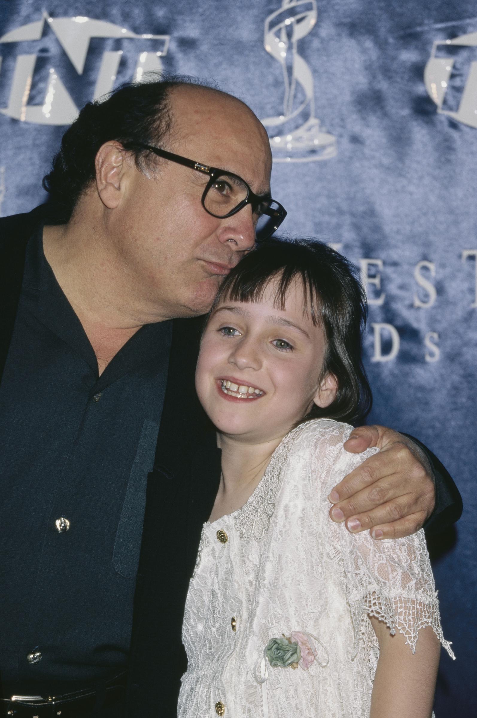 Danny DeVito y Mara Wilson asisten y presentan en los Premios ShoWest 1997 en Las Vegas, Nevada, el 6 de marzo de 1997 | Fuente: Getty Images