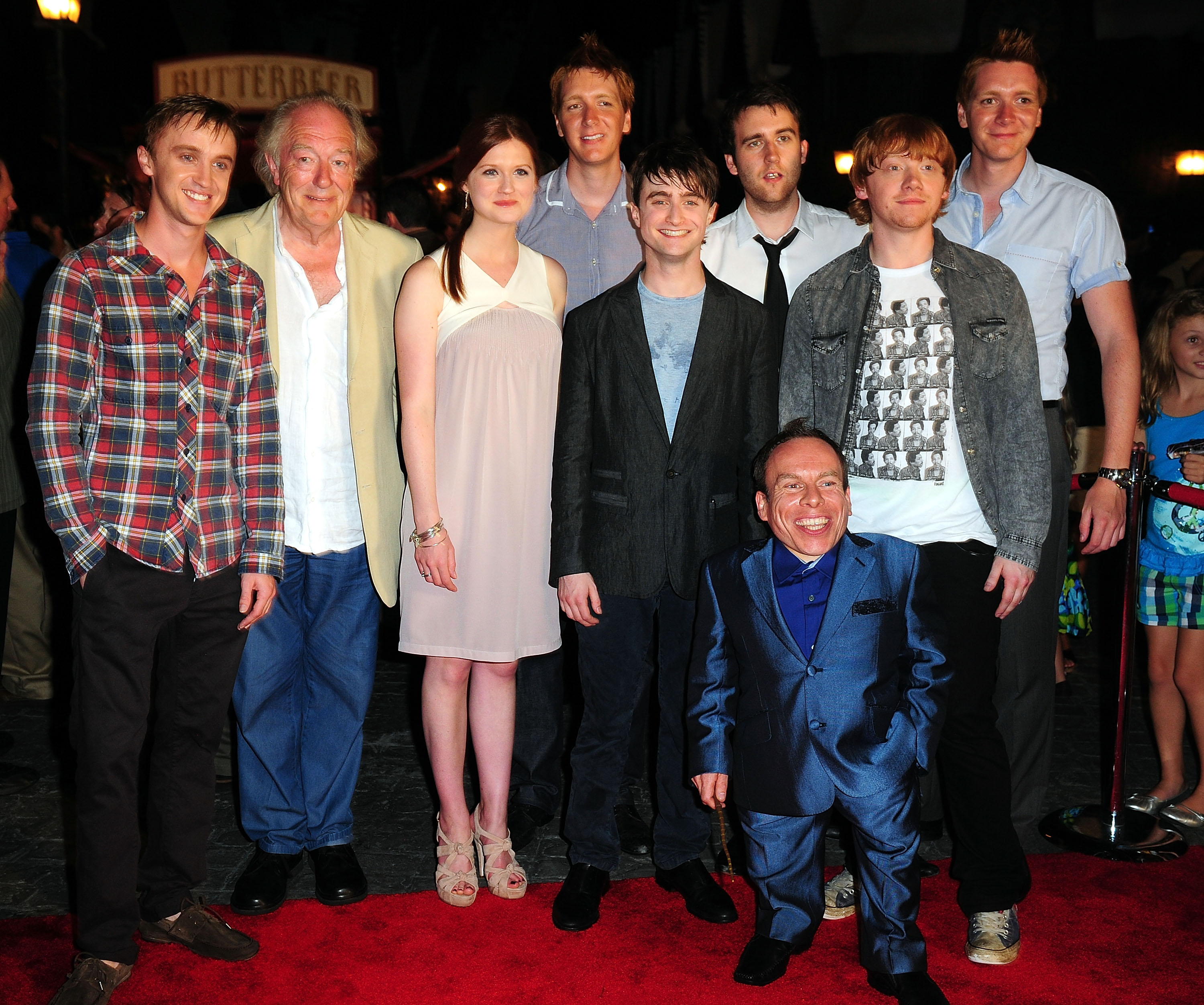Sir Michael Gambon con algunos miembros del reparto de la franquicia "Harry Potter" en una gran inauguración en Orlando, Florida, el 16 de junio de 2010. | Foto: Getty Images