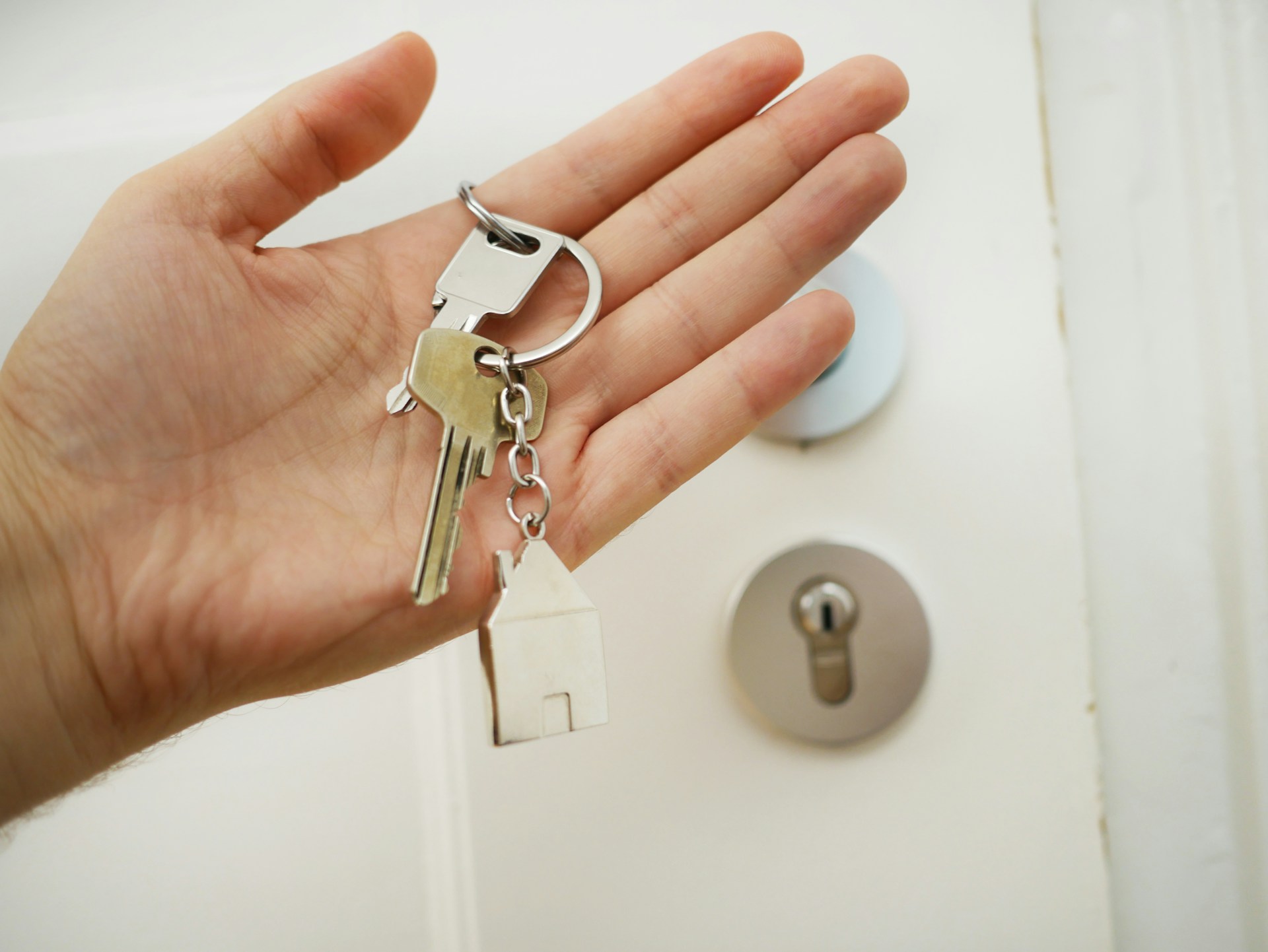 Primer plano de una persona sujetando una llave de casa | Fuente: Unsplash