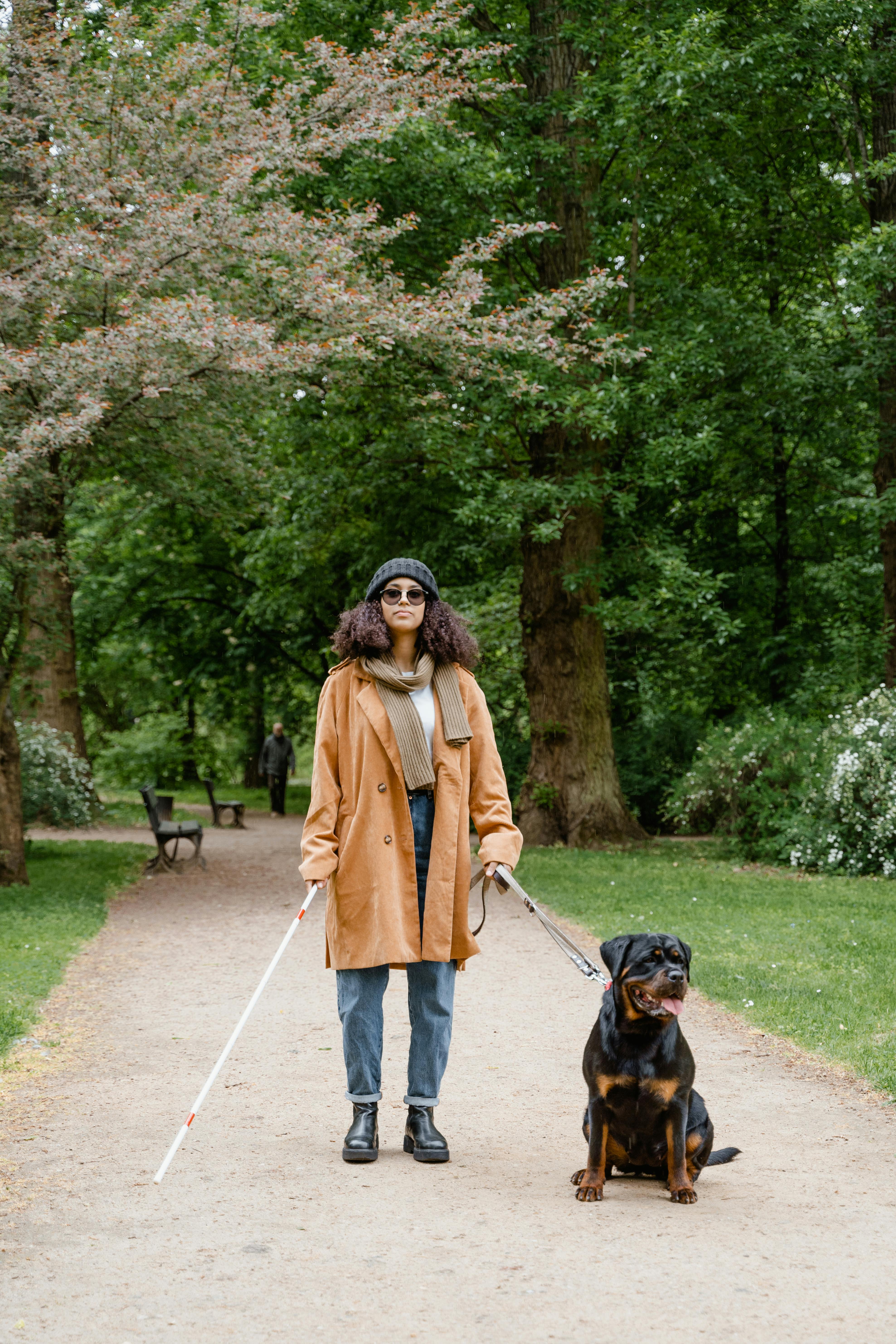 Mujer invidente con un rottweiler | Foto: Pexels