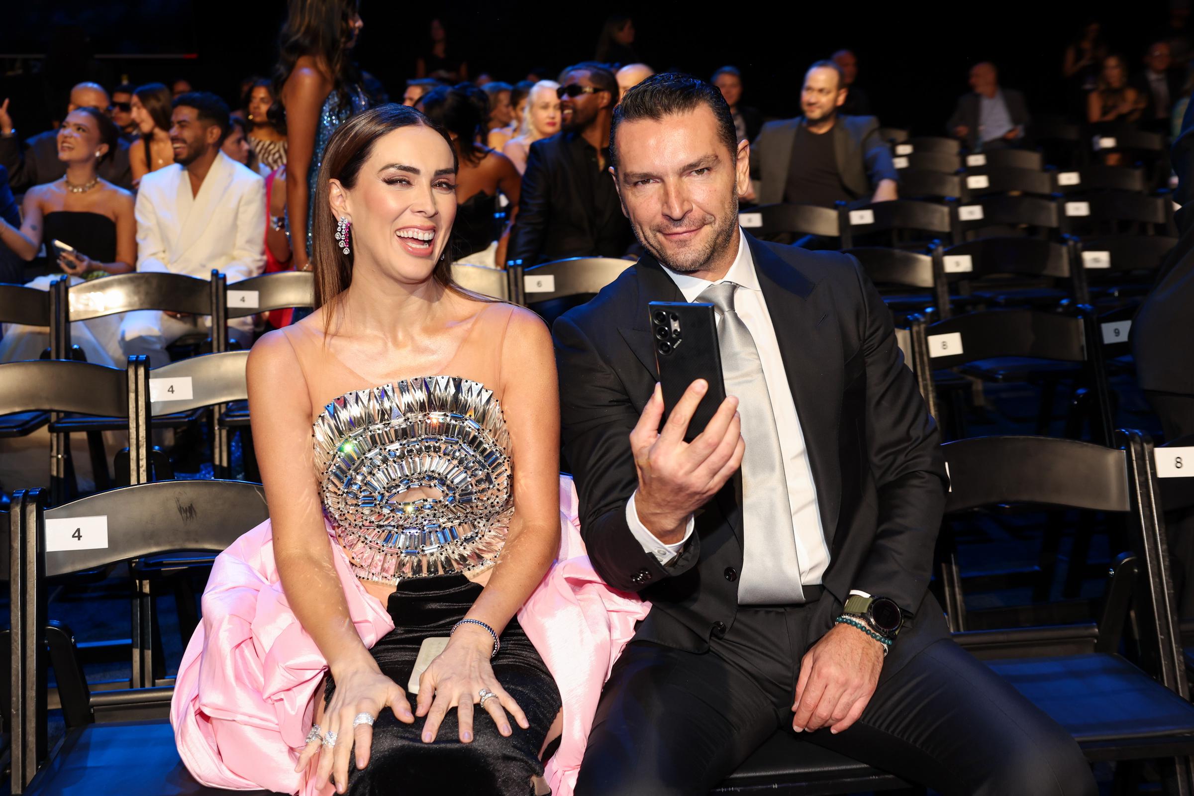 Jacqueline Bracamontes y Martín Fuentes durante el show de los Premios Billboard de la Música Latina 2024 en Mediapro Studio el 17 de octubre de 2024 en Miami Beach, Florida. | Fuente: Getty Images