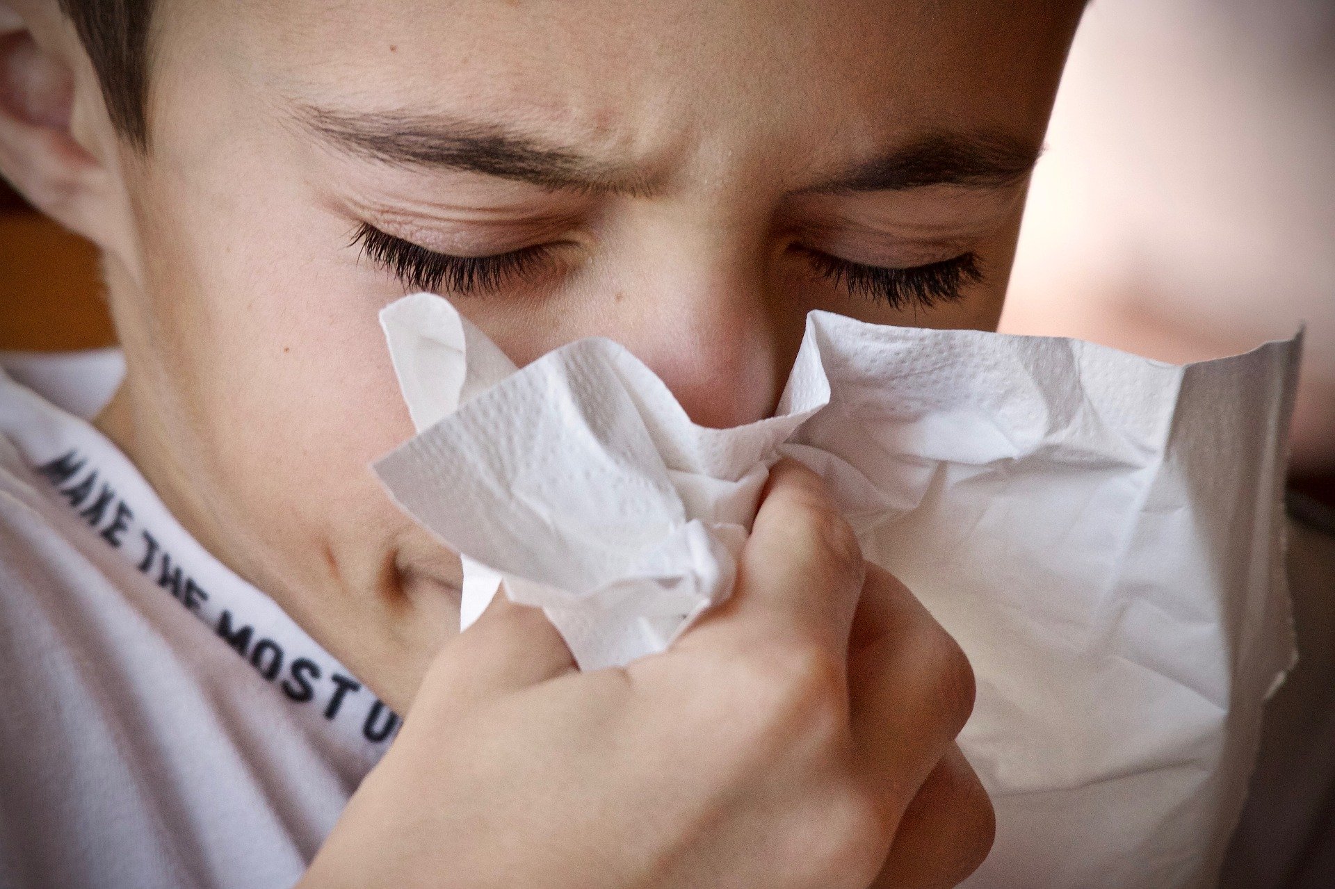 Niño estornuda. Fuente: Pixabay
