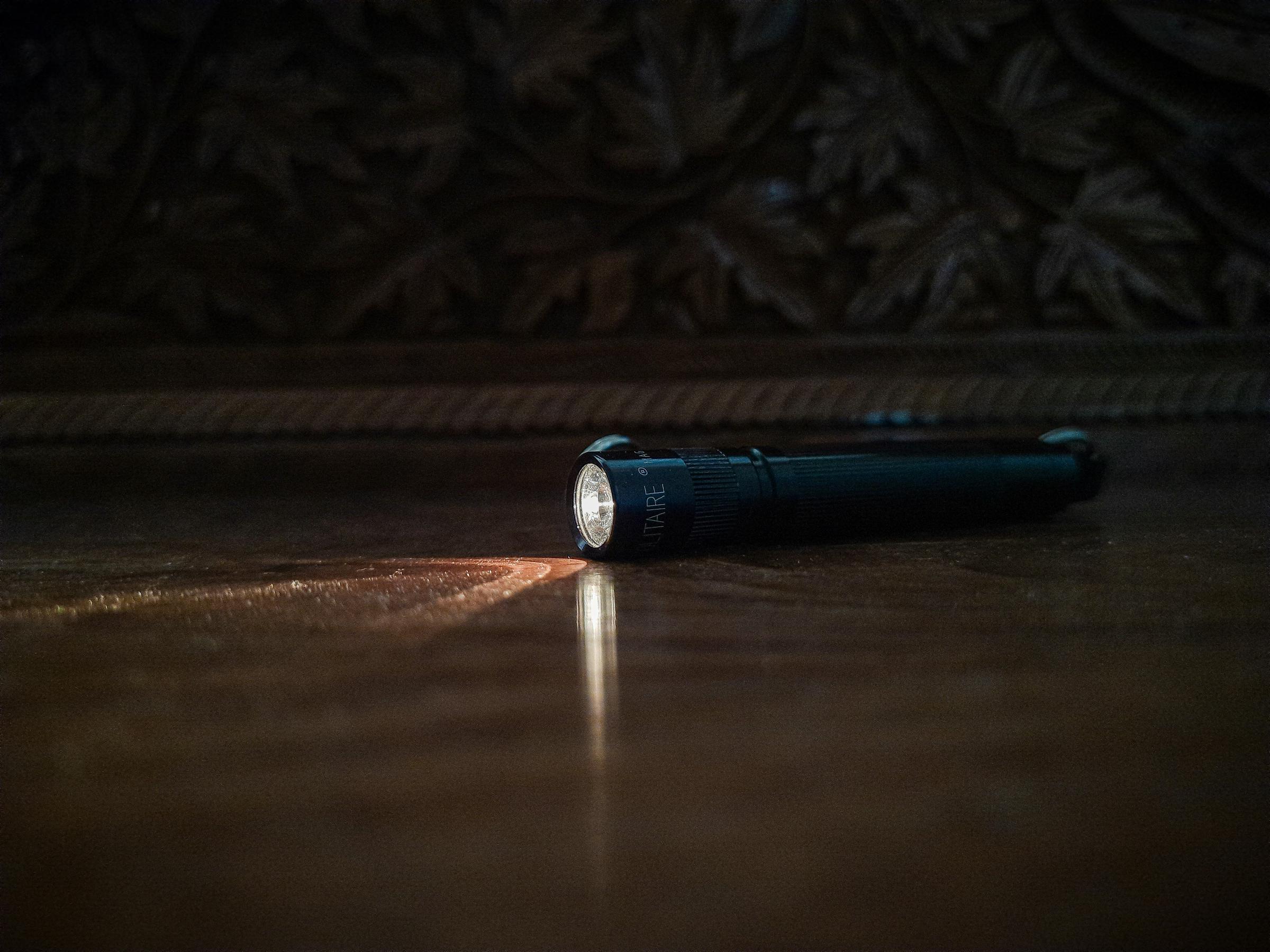 Una linterna negra | Fuente: Unsplash