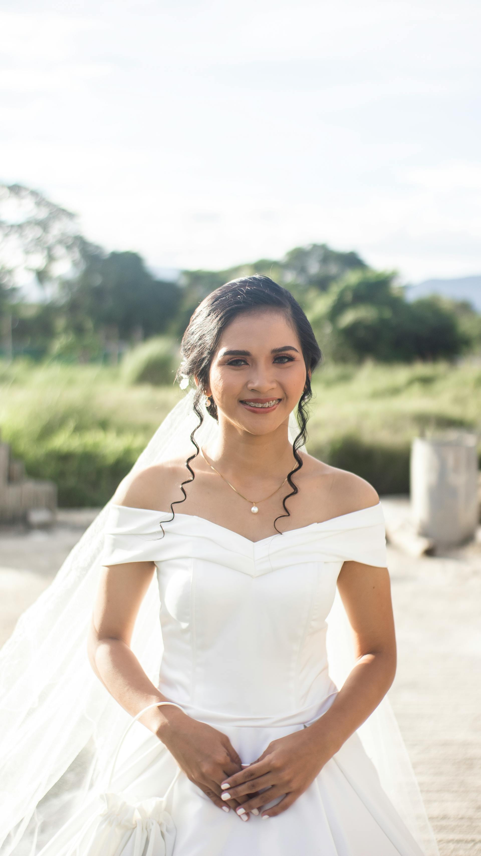 Novia al aire libre en un día soleado | Foto: Pexels