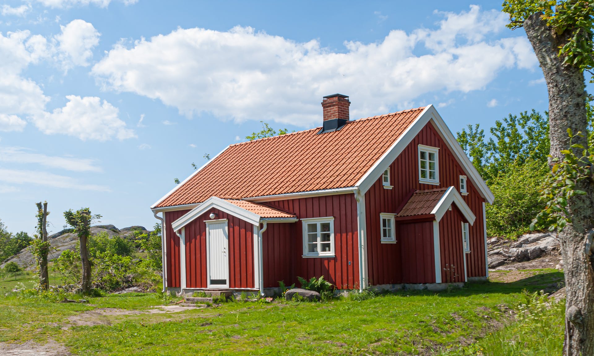 Una casa roja | Fuente: Pexels