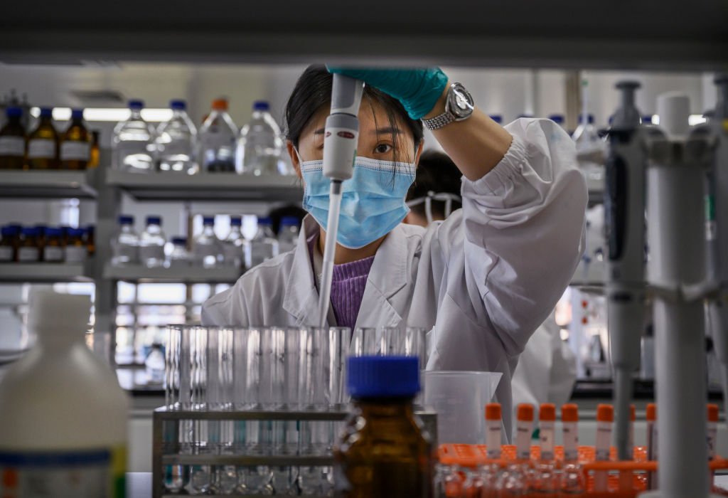 Técnico de laboratorio el 24 de septiembre de 2020 en Beijing, China. | Foto: Getty Images